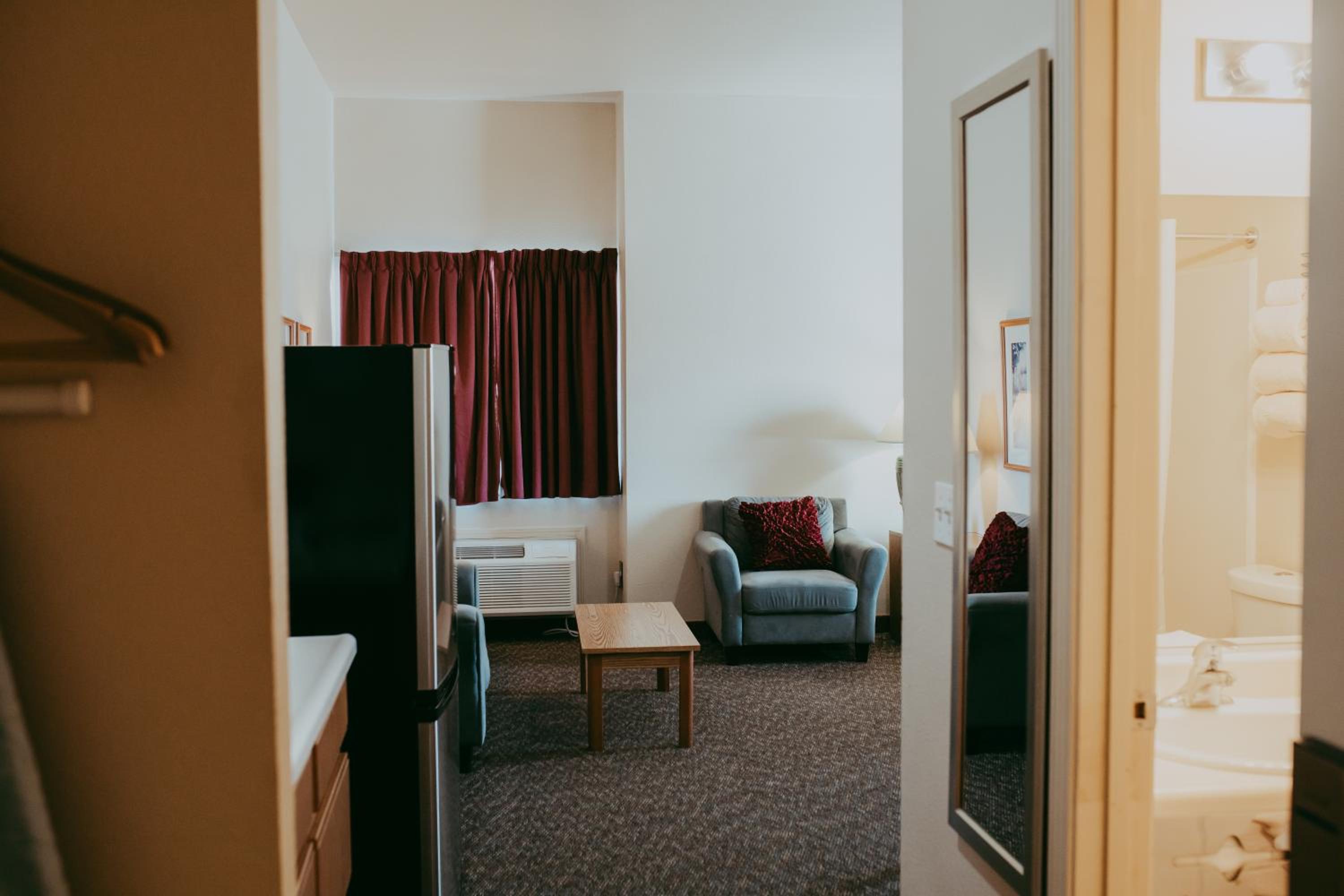 Deluxe Queen Room - Photo 13