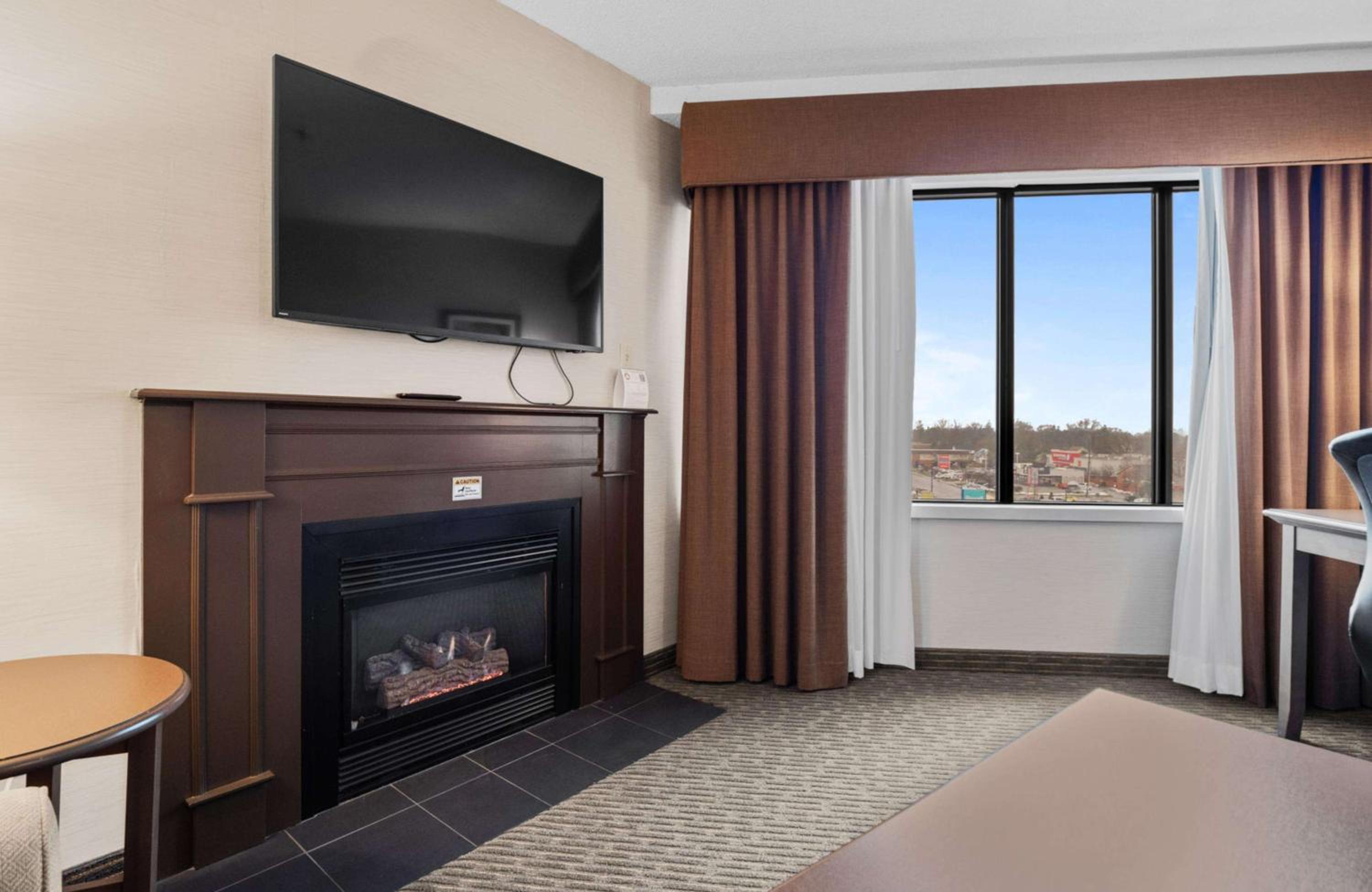 King Room with Fireplace - Non-Smoking - Photo 6
