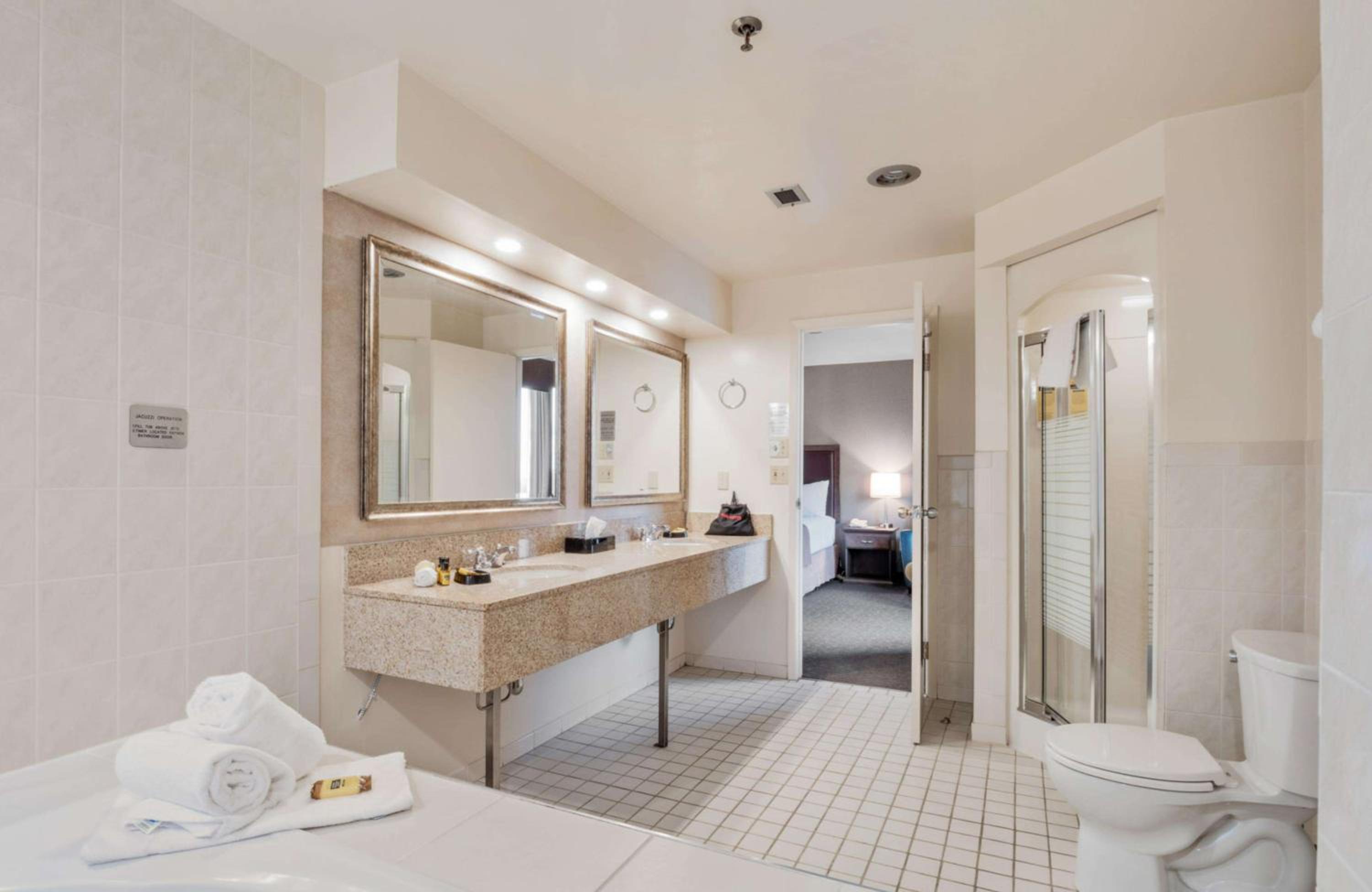 Tower King Room - Spa Bath - Non Smoking - Photo 6