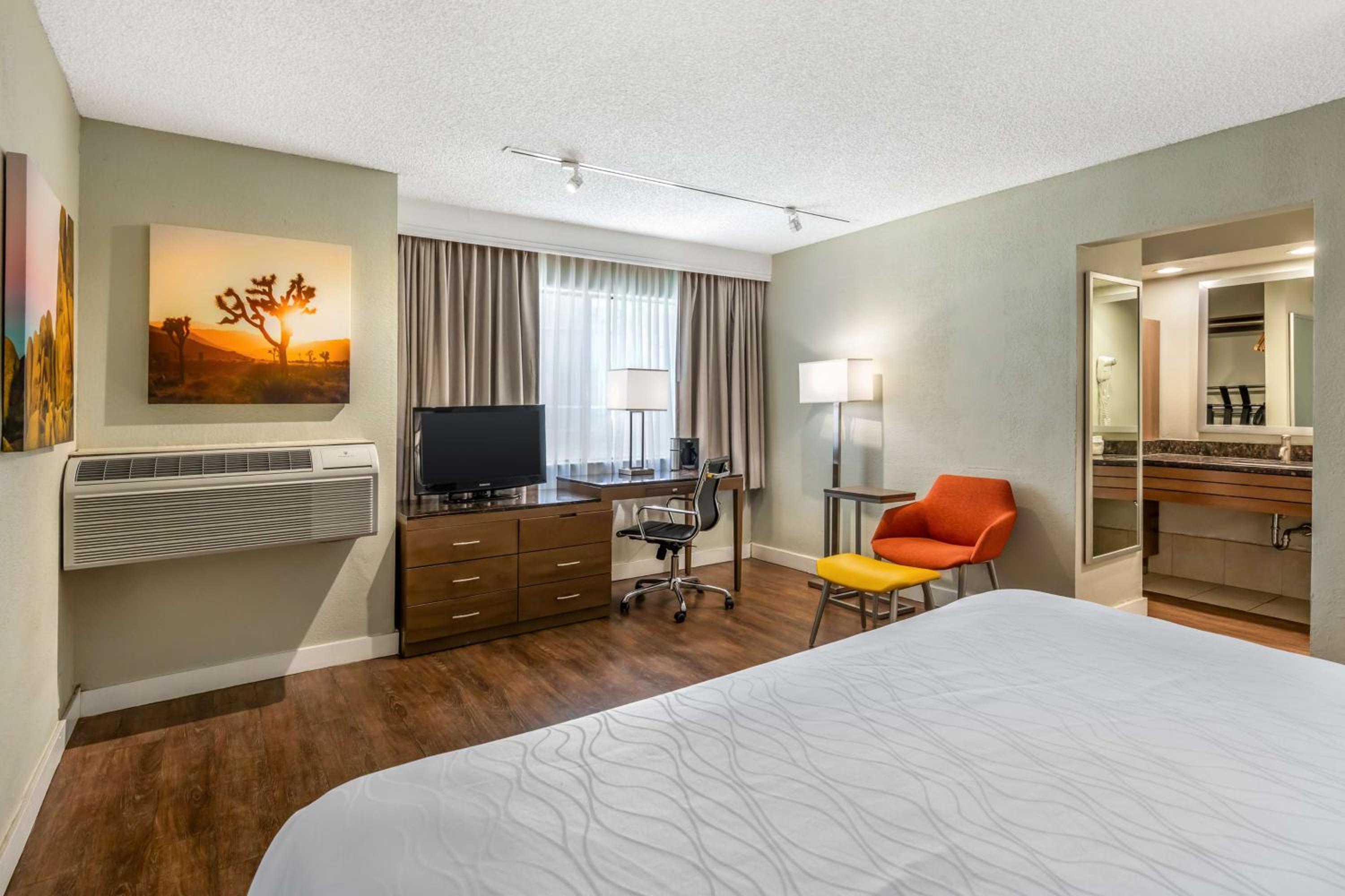 King Room - Non-Smoking - Photo 2