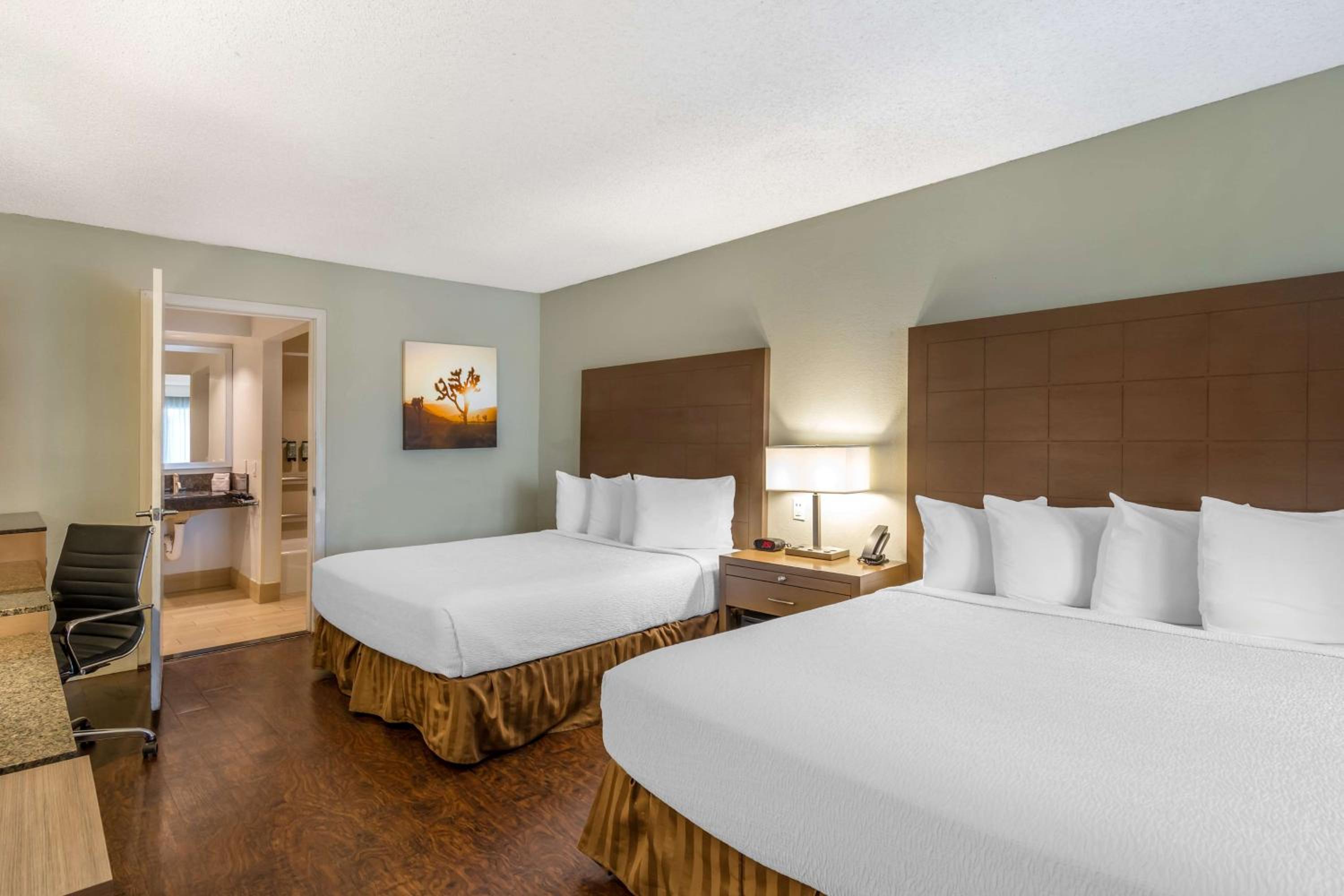 Queen Room with Two Queen Beds - Non-Smoking - Photo 2