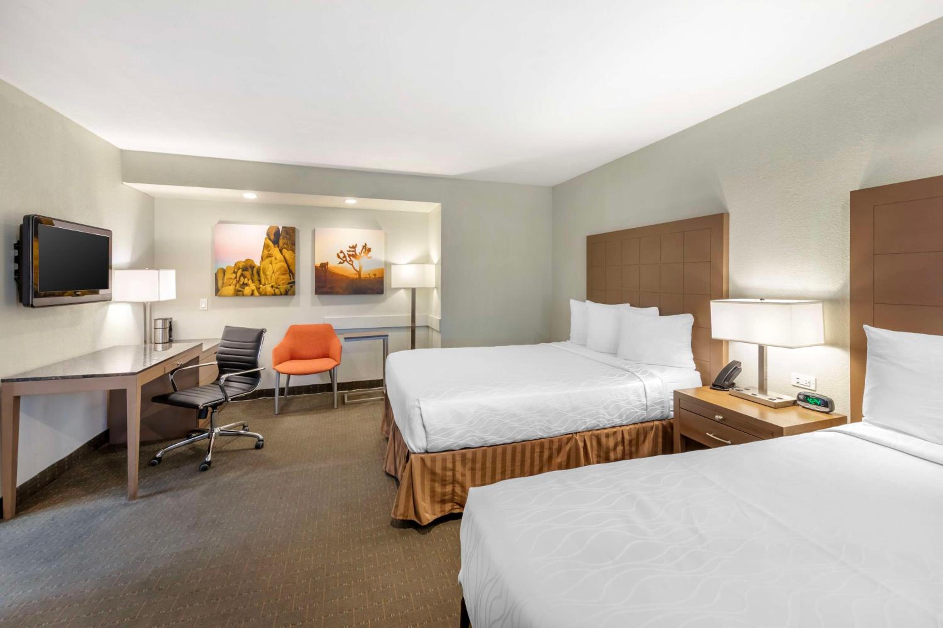 Double Room with Two Double Beds - Non-Smoking - Photo 2