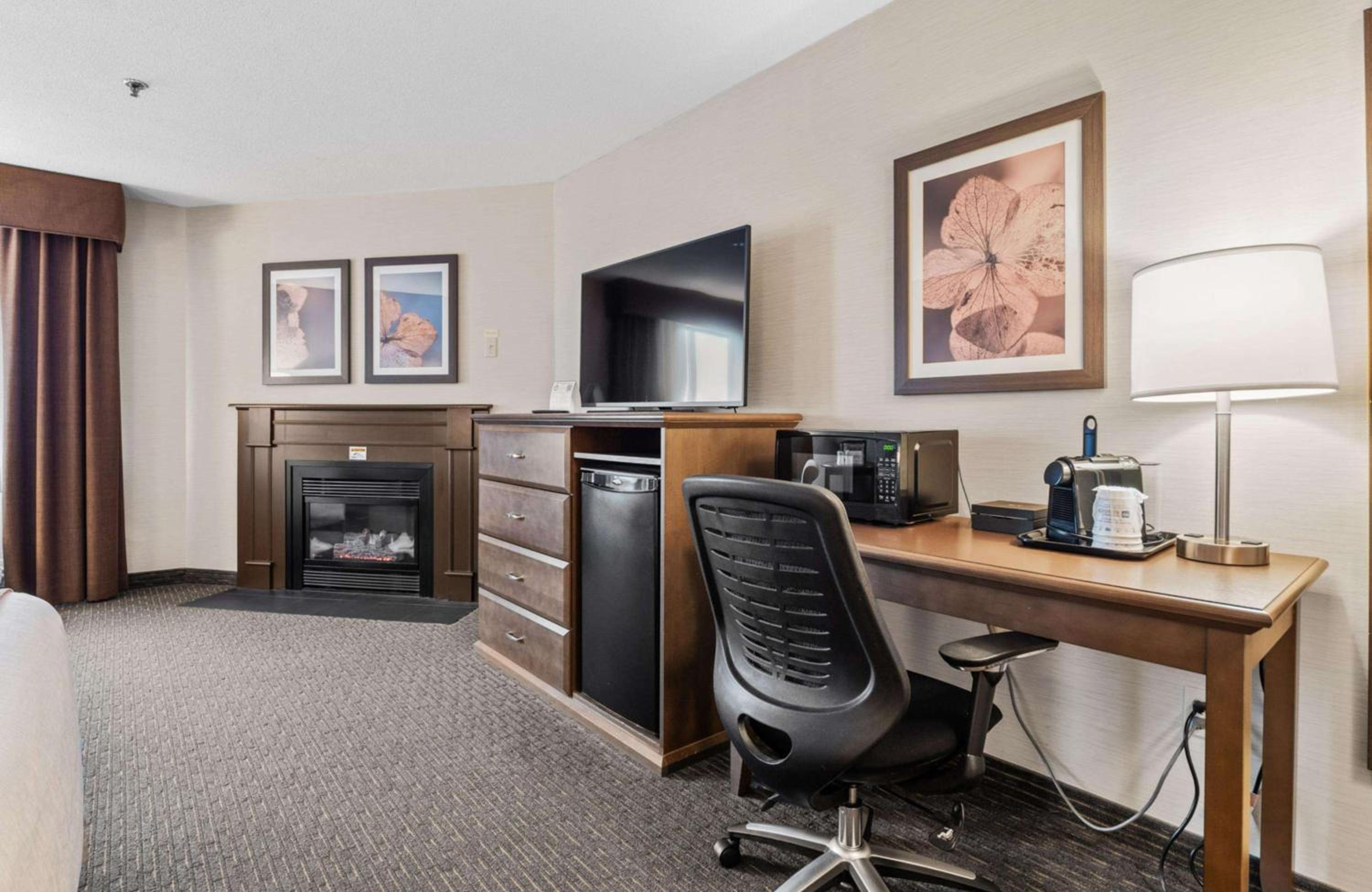 King Room with Fireplace - Photo 3