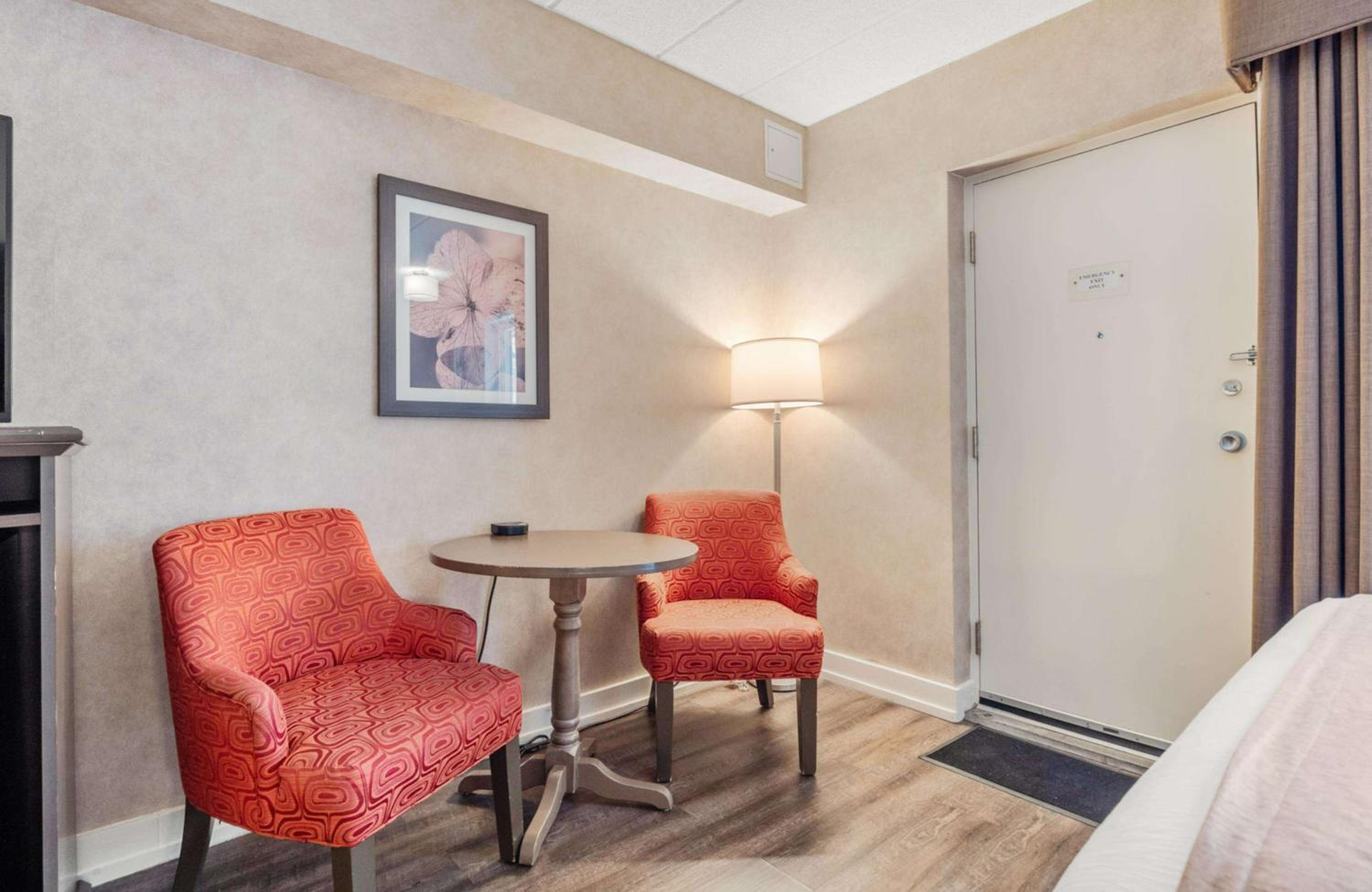 Corner Queen Room with Two Queen Beds - Non-Smoking - Photo 5