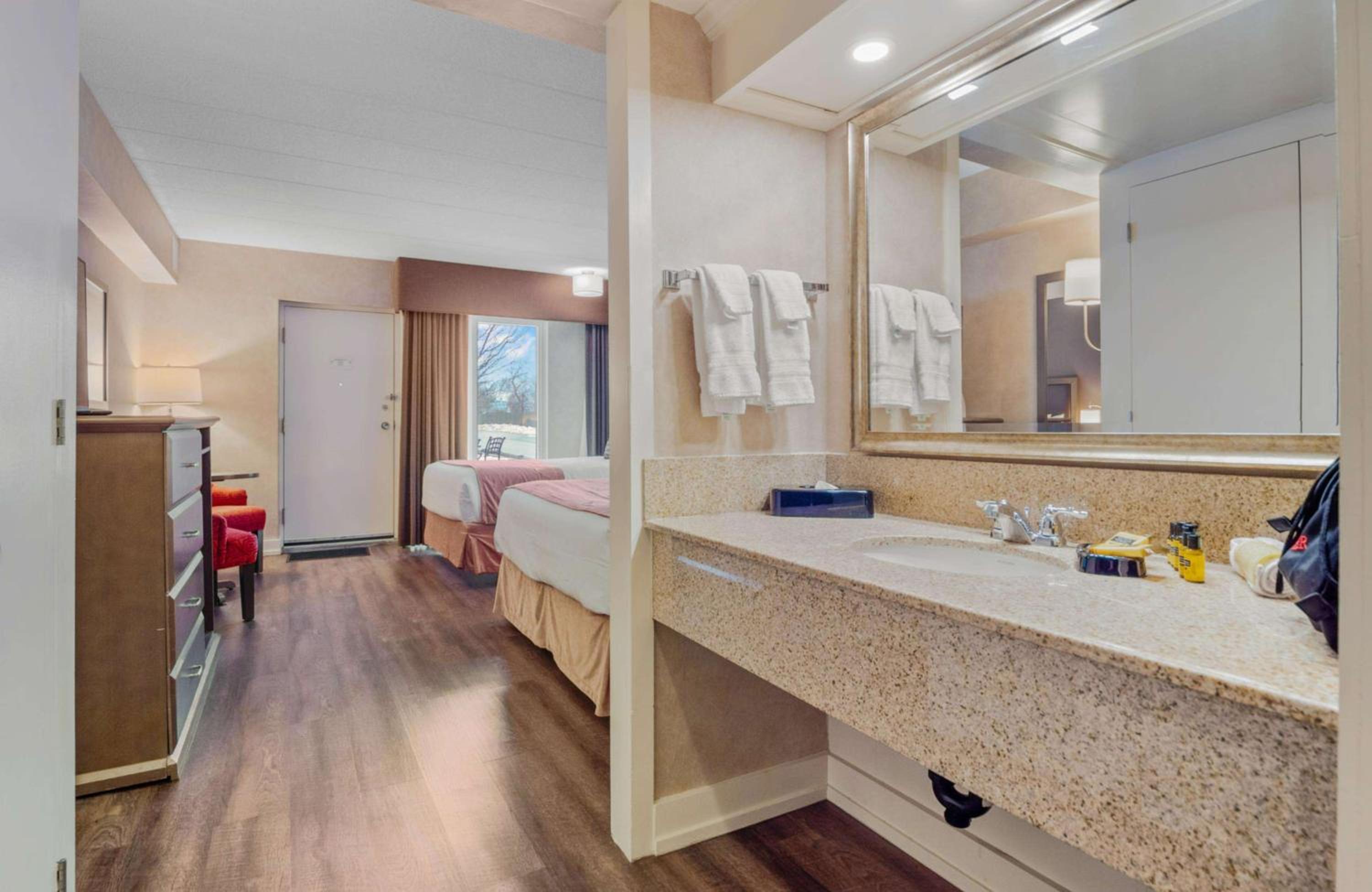 Corner Queen Room with Two Queen Beds - Non-Smoking - Photo 4