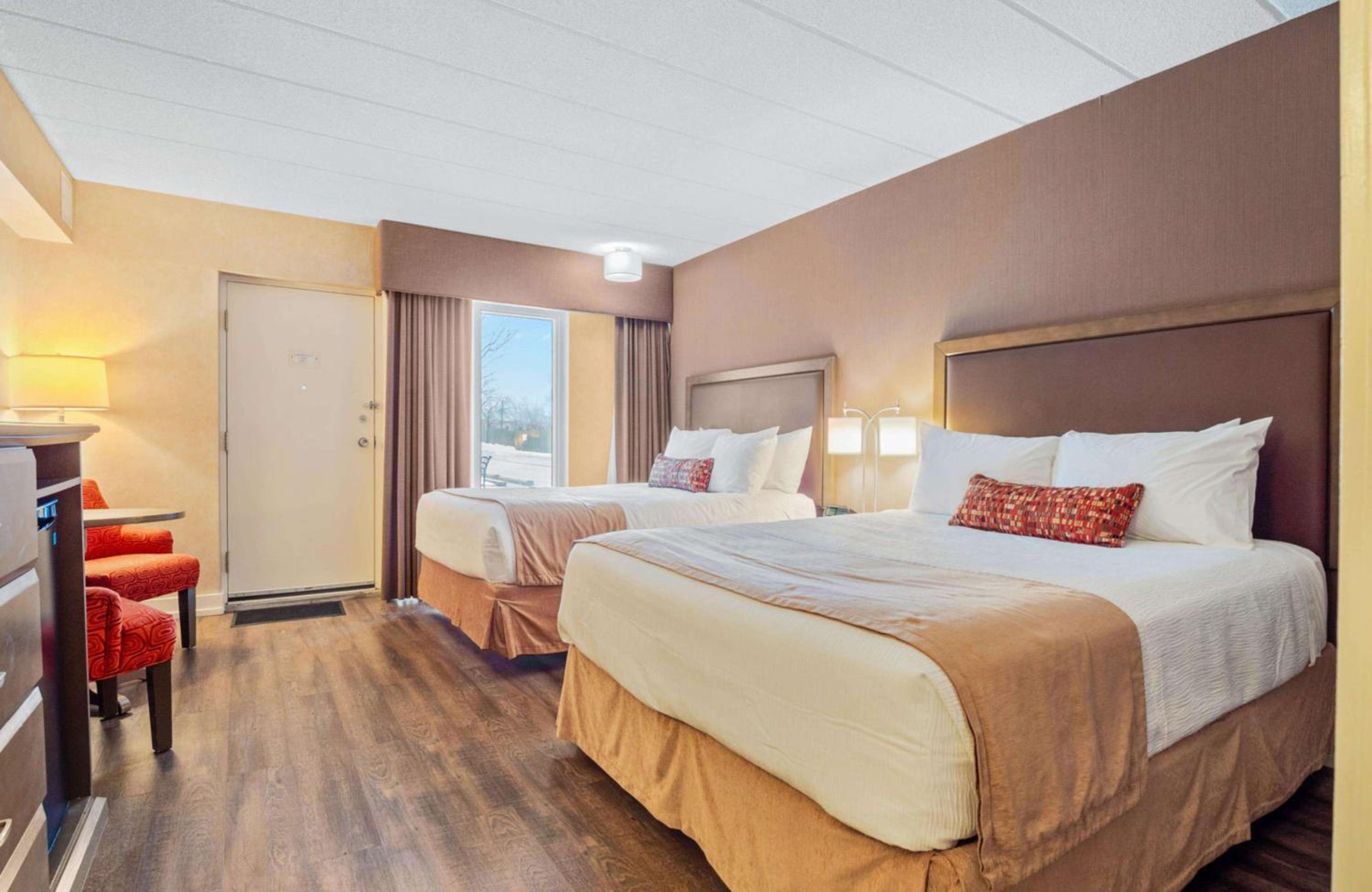 Corner Queen Room with Two Queen Beds - Non-Smoking - Photo 6
