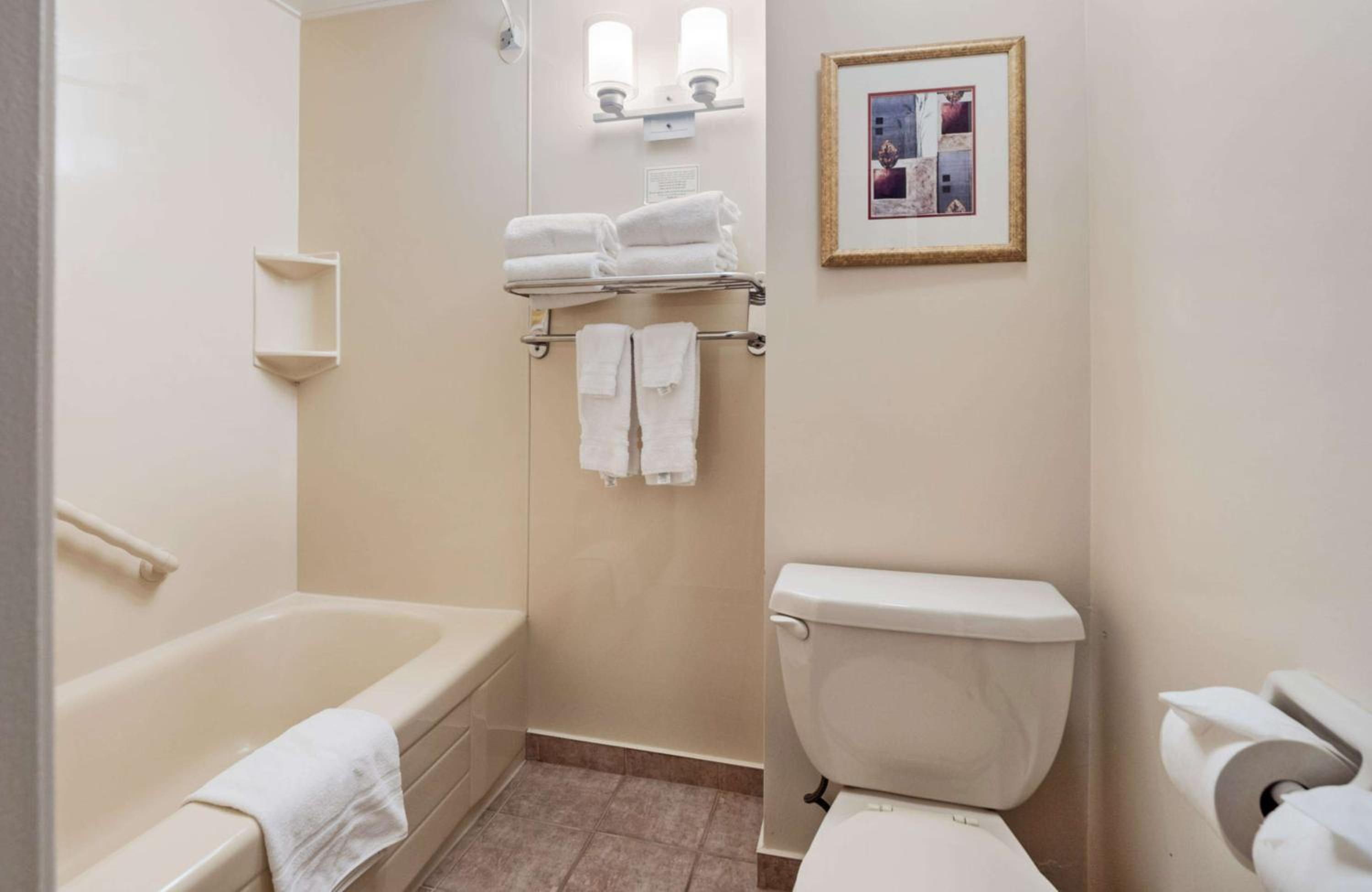 Corner Queen Room with Two Queen Beds - Non-Smoking - Photo 2