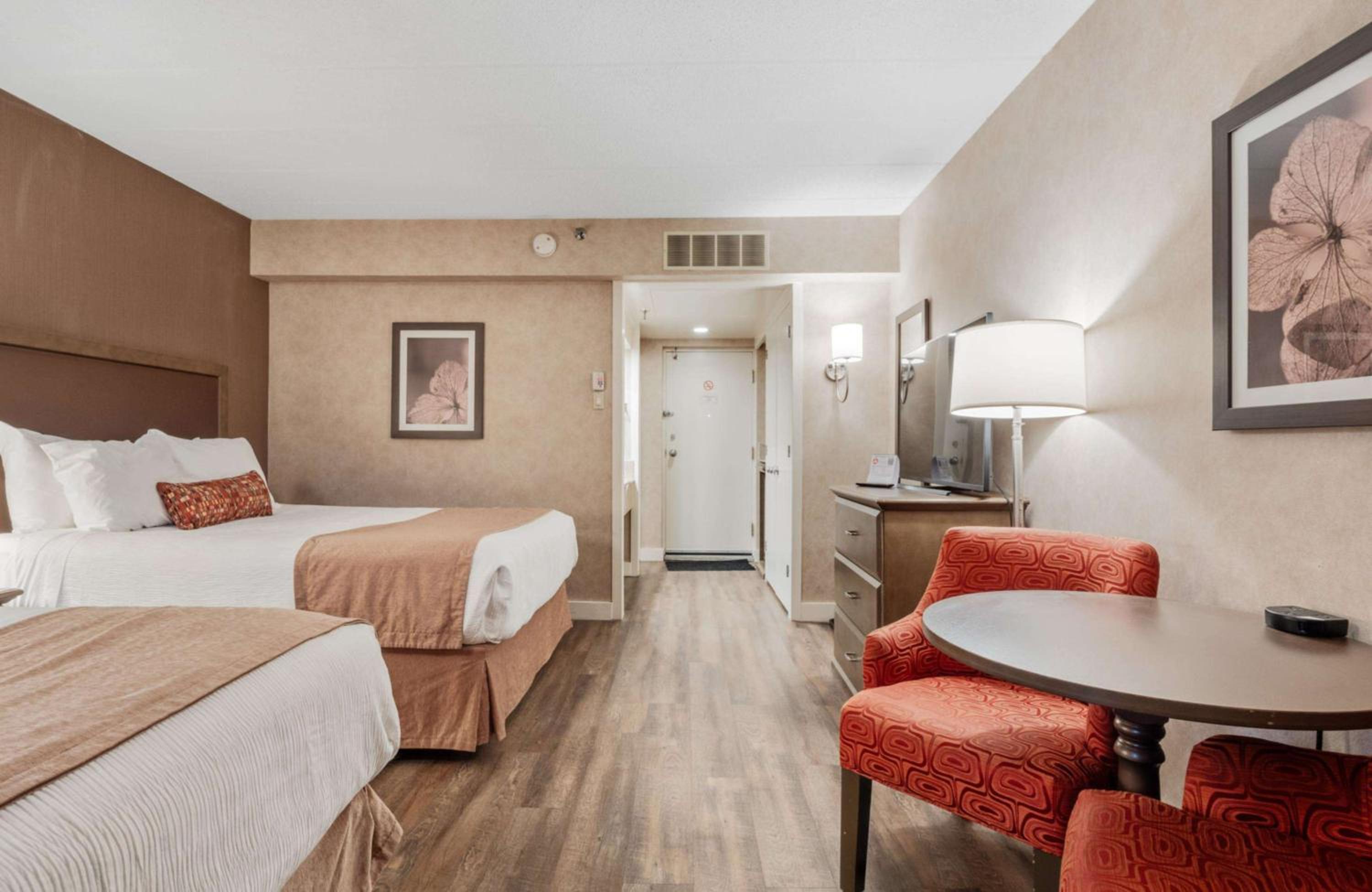 Queen Room with Two Queen Beds with Courtyard View - Ground Floor - Photo 3