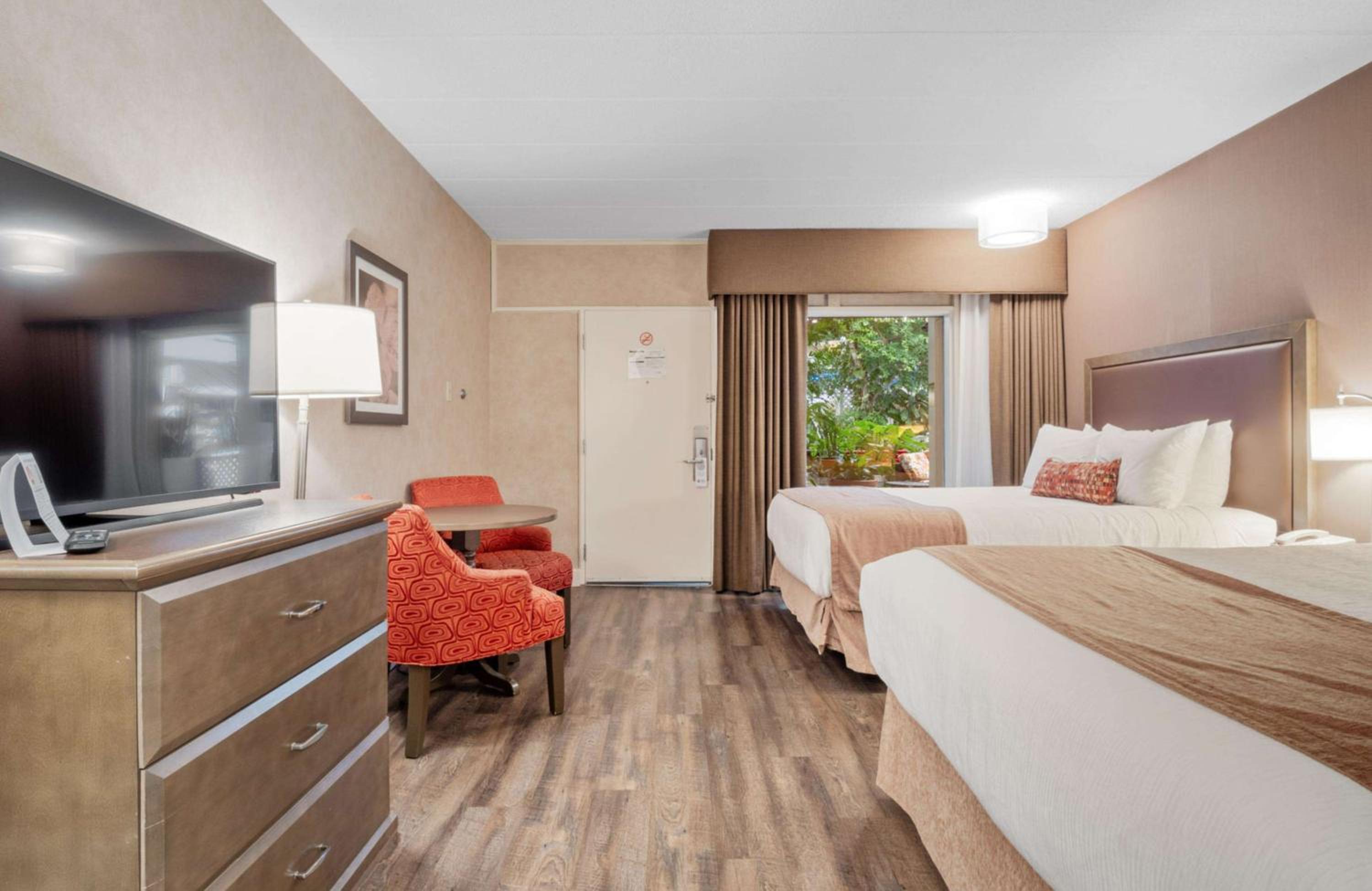 Queen Room with Two Queen Beds with Courtyard View - Ground Floor - Photo 2
