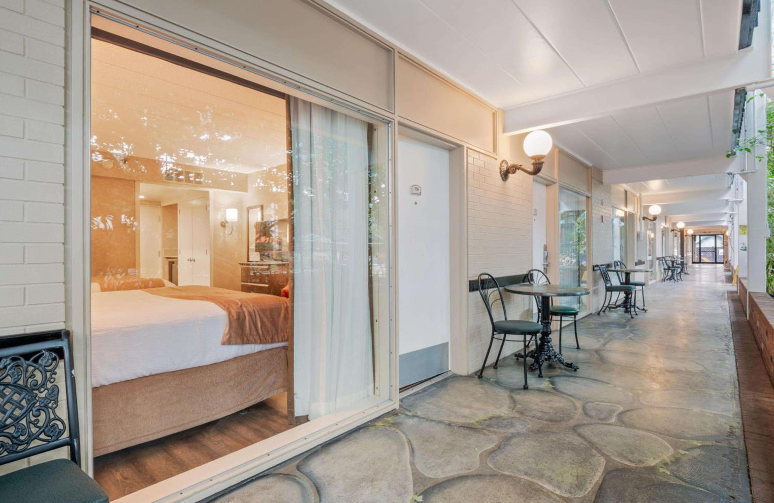 Queen Room with Two Queen Beds with Courtyard View - Ground Floor - Photo 4