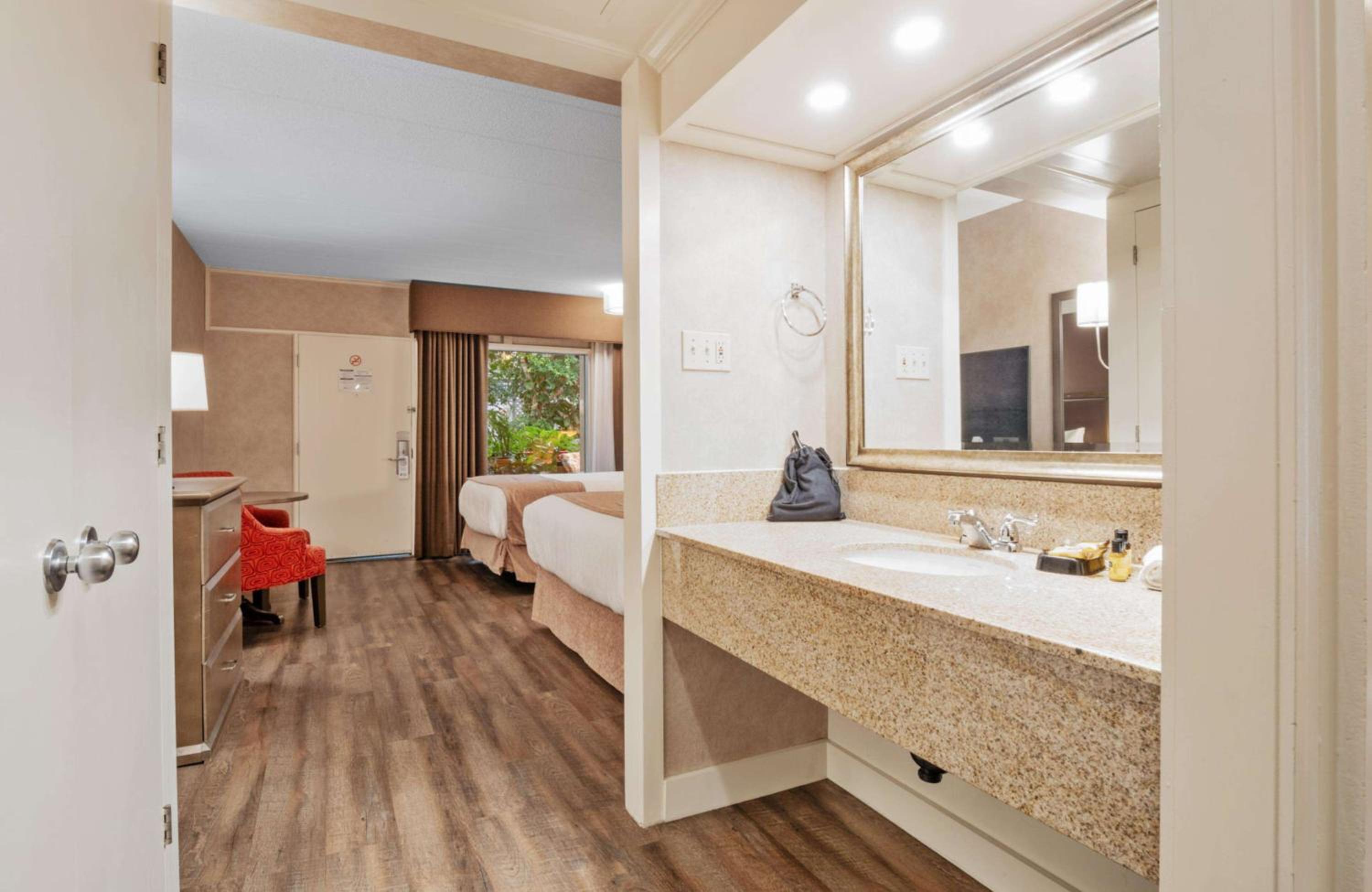 Queen Room with Two Queen Beds with Courtyard View - Ground Floor - Photo 5