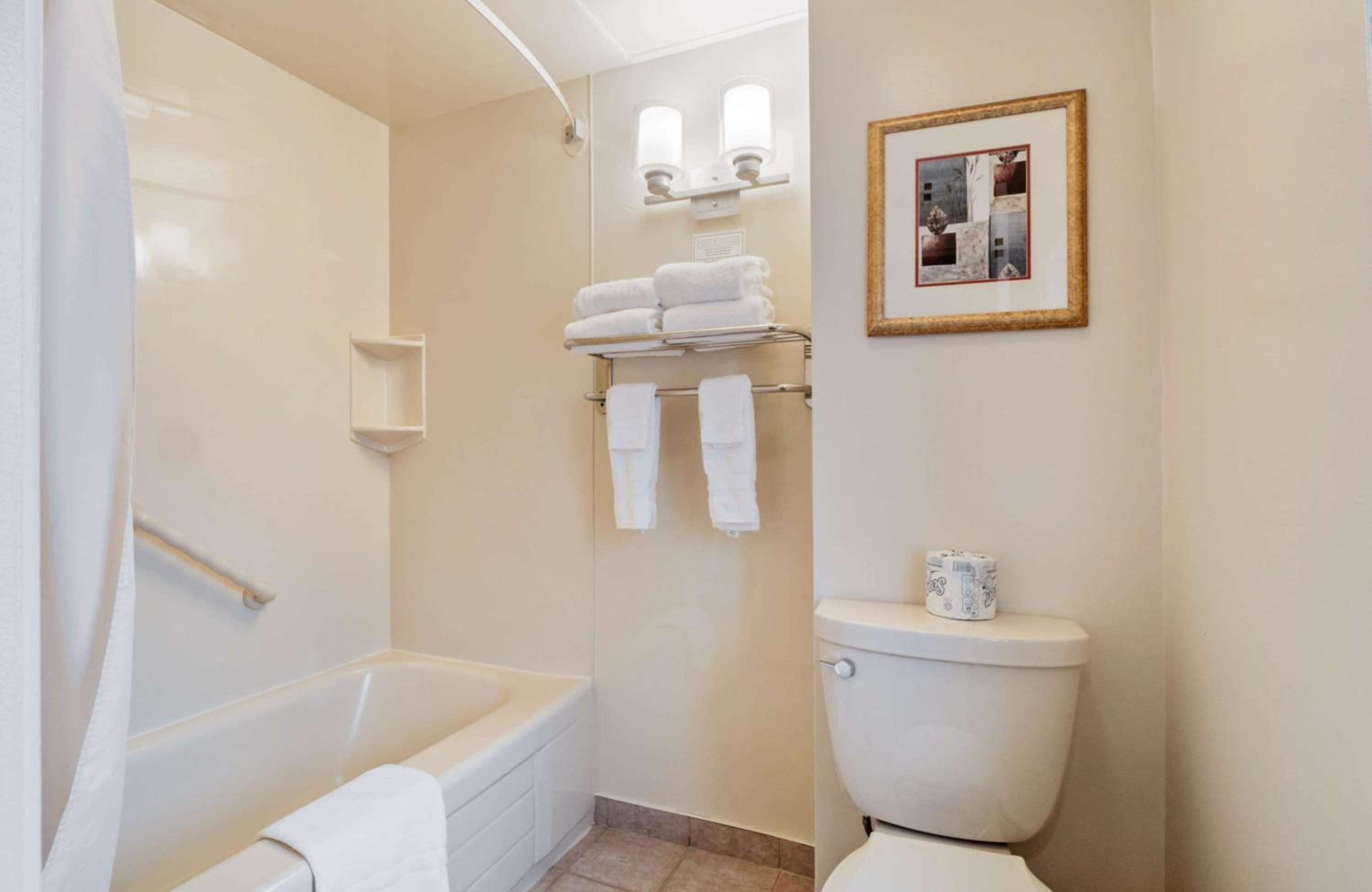 Queen Room with Two Queen Beds with Courtyard View - Ground Floor - Photo 6