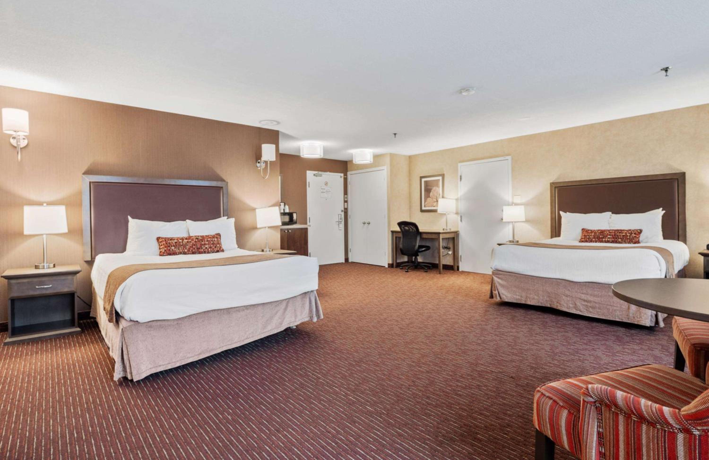 Large Queen Room With Two Queen Beds - Non-Smoking - Photo 5