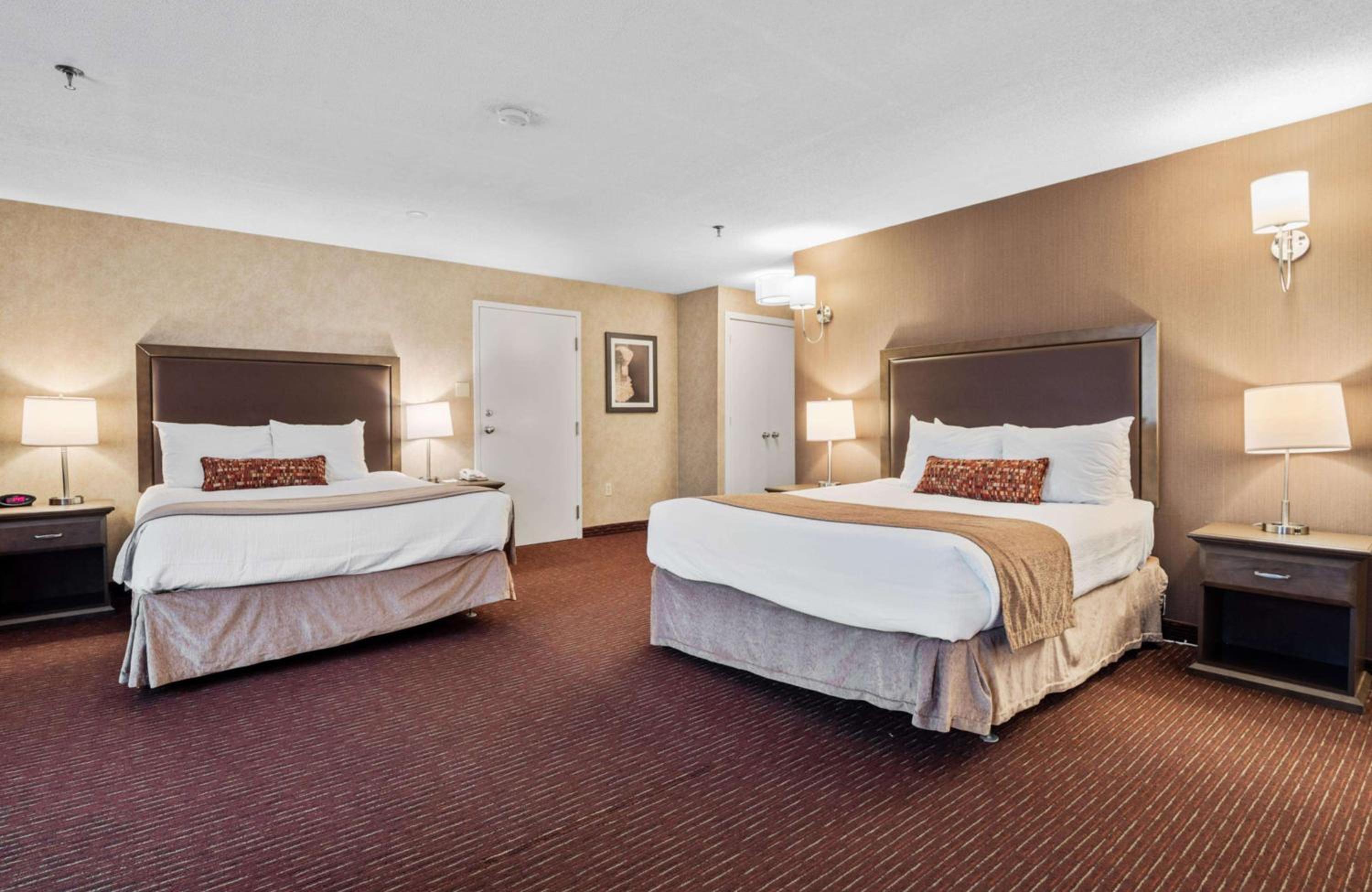 Large Queen Room With Two Queen Beds - Non-Smoking - Photo 1