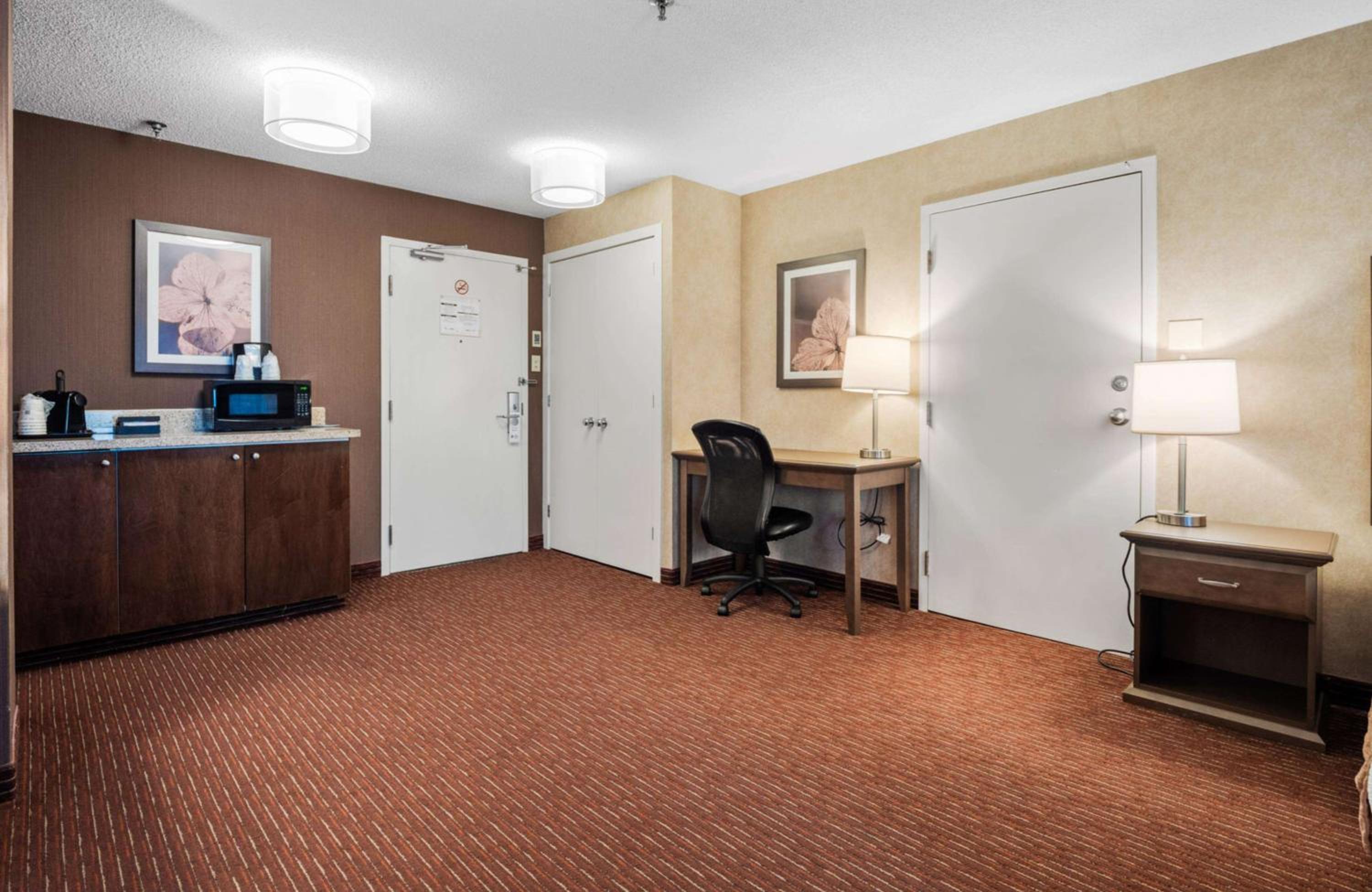Large Queen Room With Two Queen Beds - Non-Smoking - Photo 6