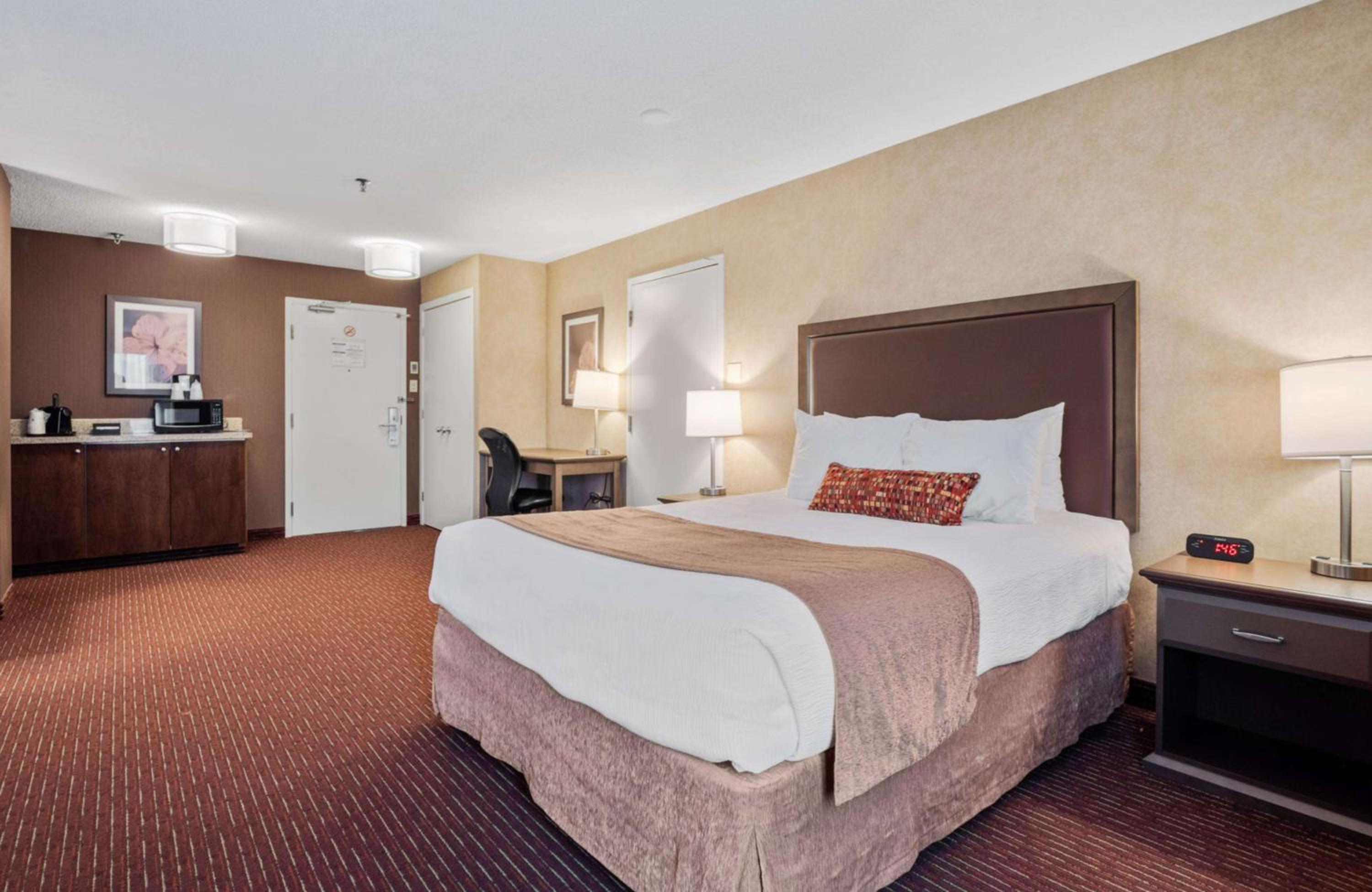 Large Queen Room With Two Queen Beds - Non-Smoking - Photo 4