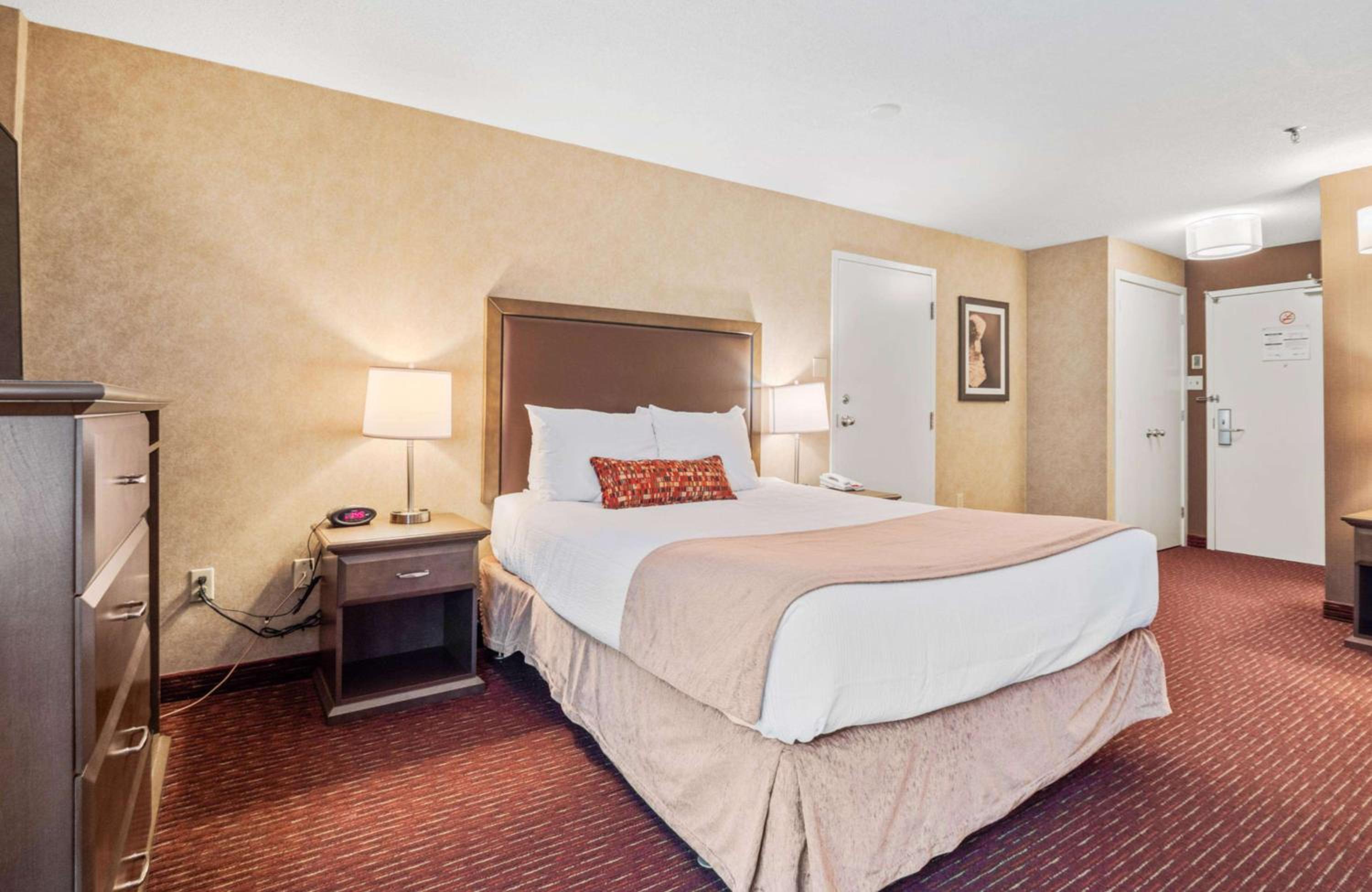 Large Queen Room With Two Queen Beds - Non-Smoking - Photo 3