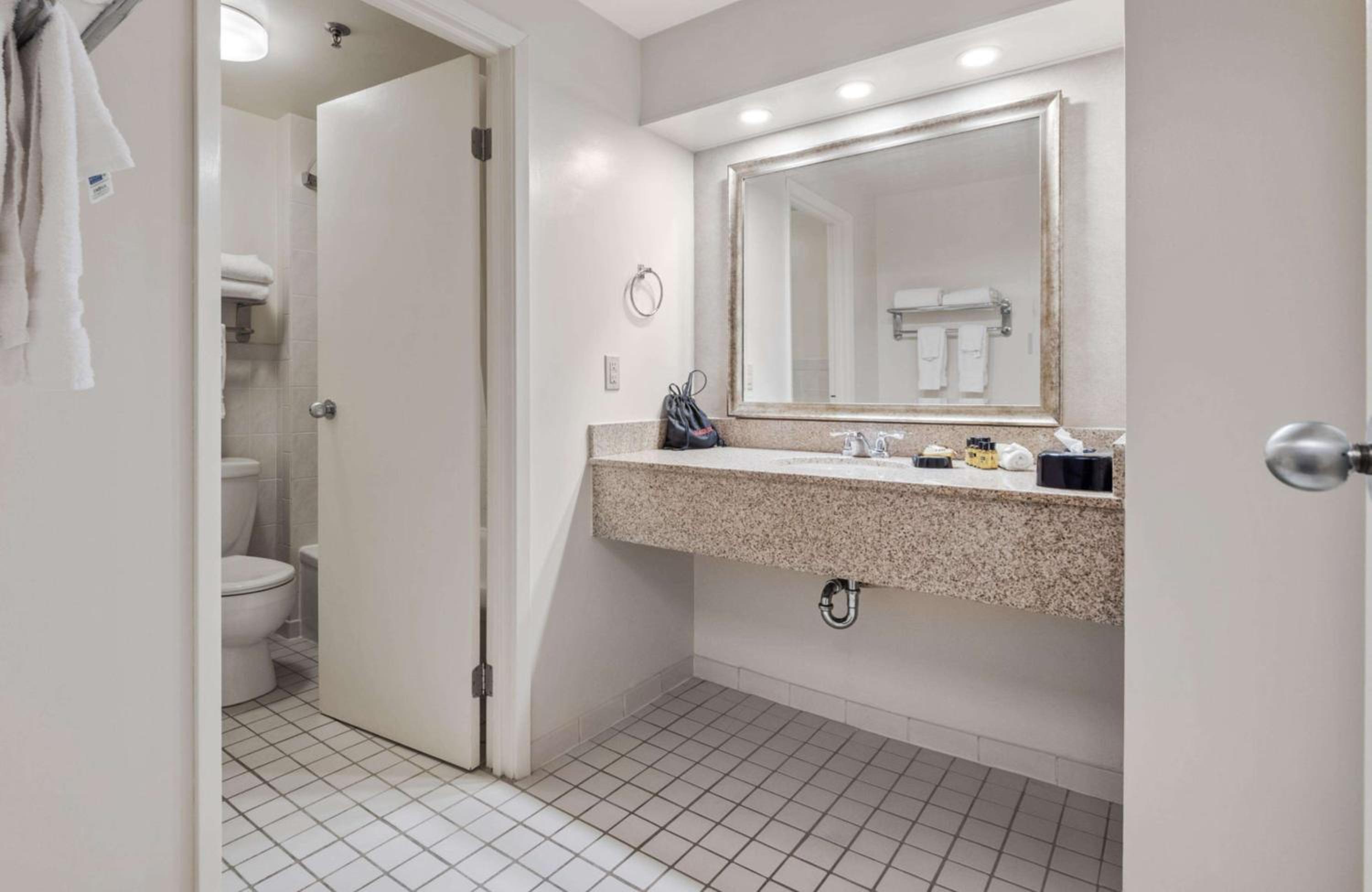 Large Queen Room With Two Queen Beds - Non-Smoking - Photo 7