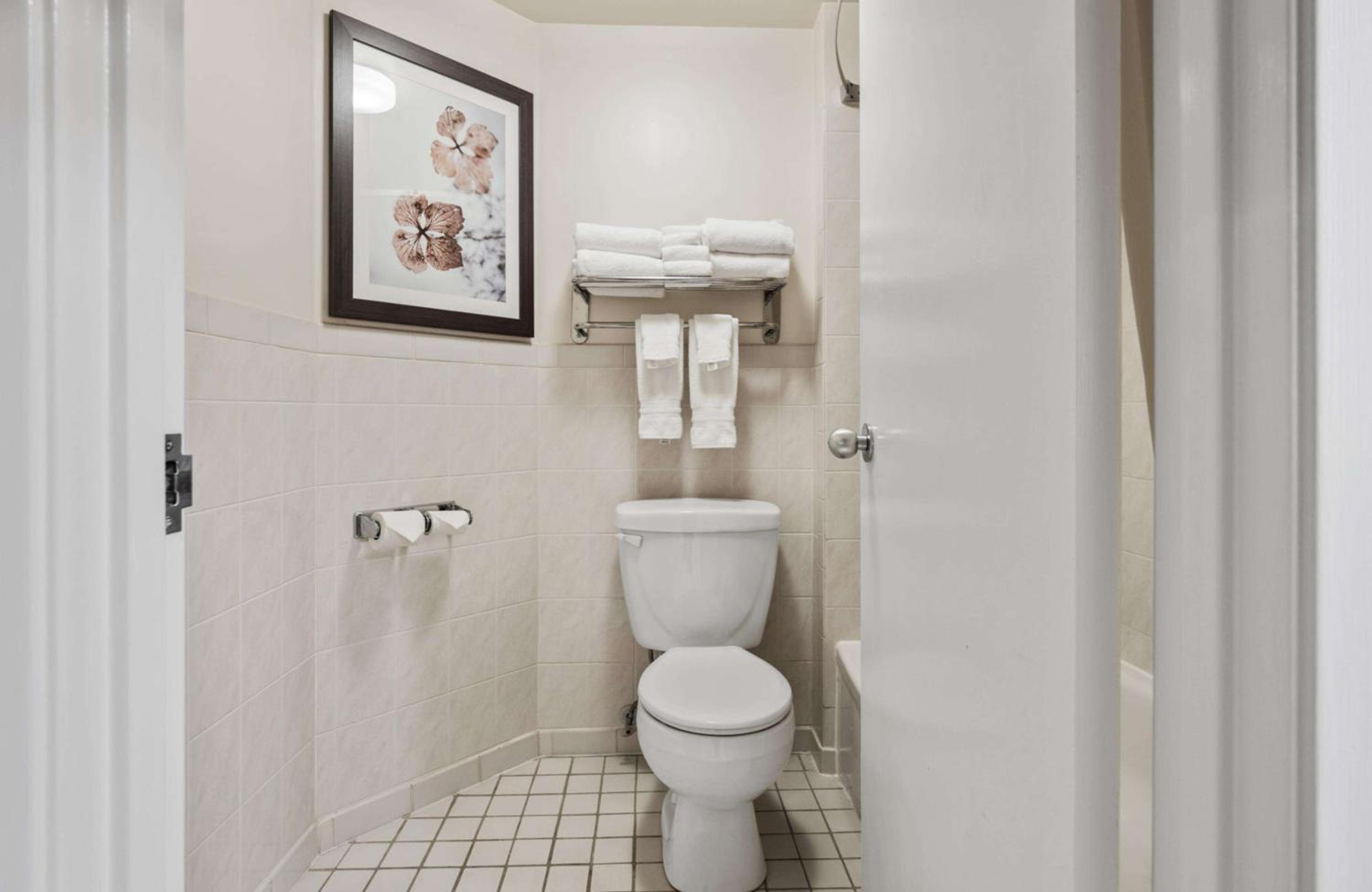Large Queen Room With Two Queen Beds - Non-Smoking - Photo 9