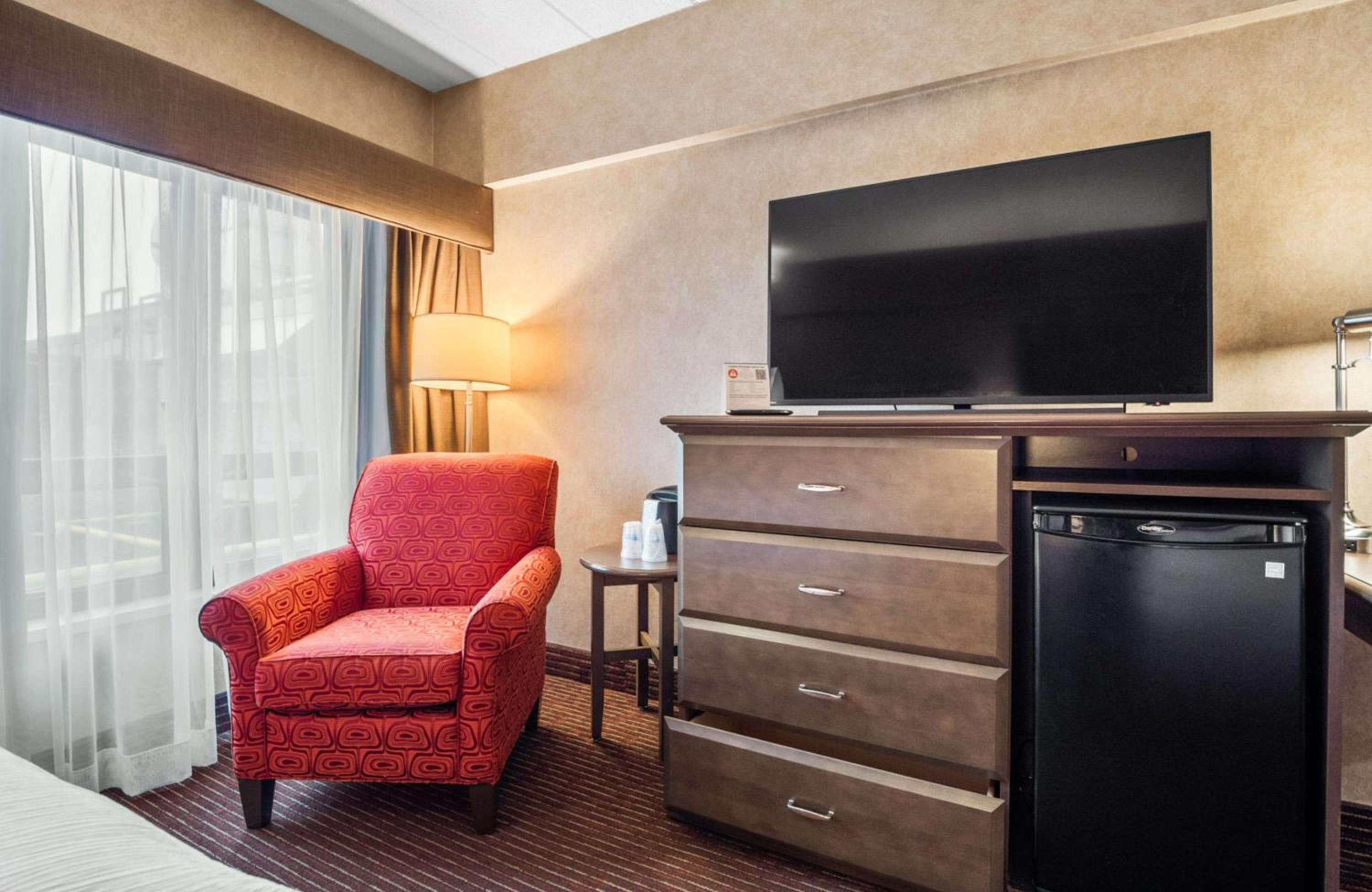 Queen Room with Two Queen Beds - Photo 2