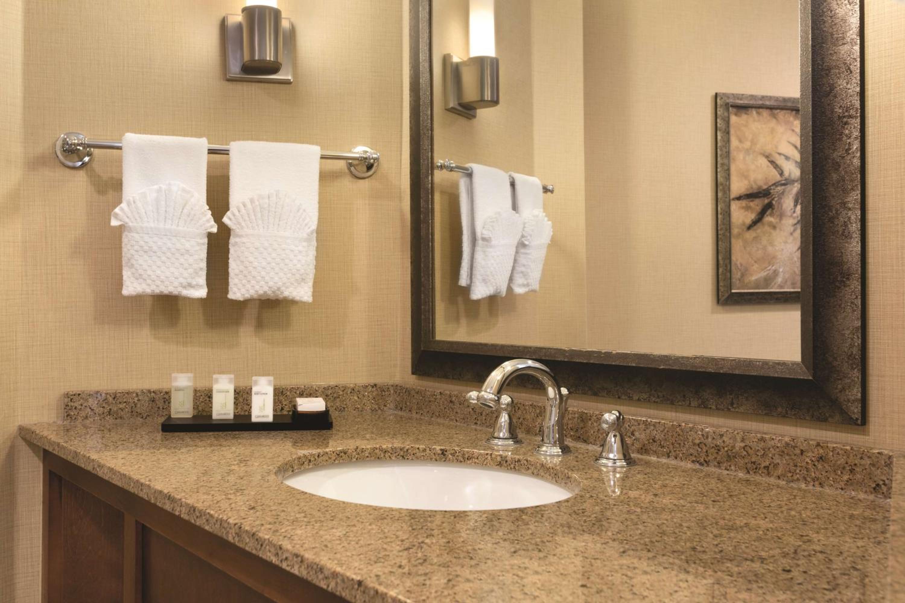 Two-Room King Suite - Non-Smoking - Photo 3