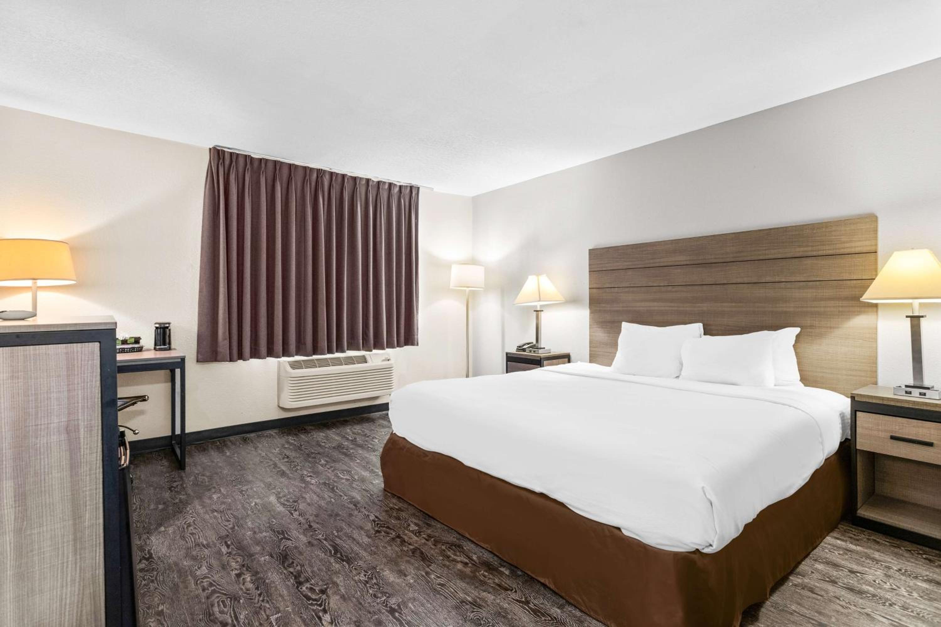 King Room with Bath Tub - Disability Access/Non-Smoking  - Photo 1