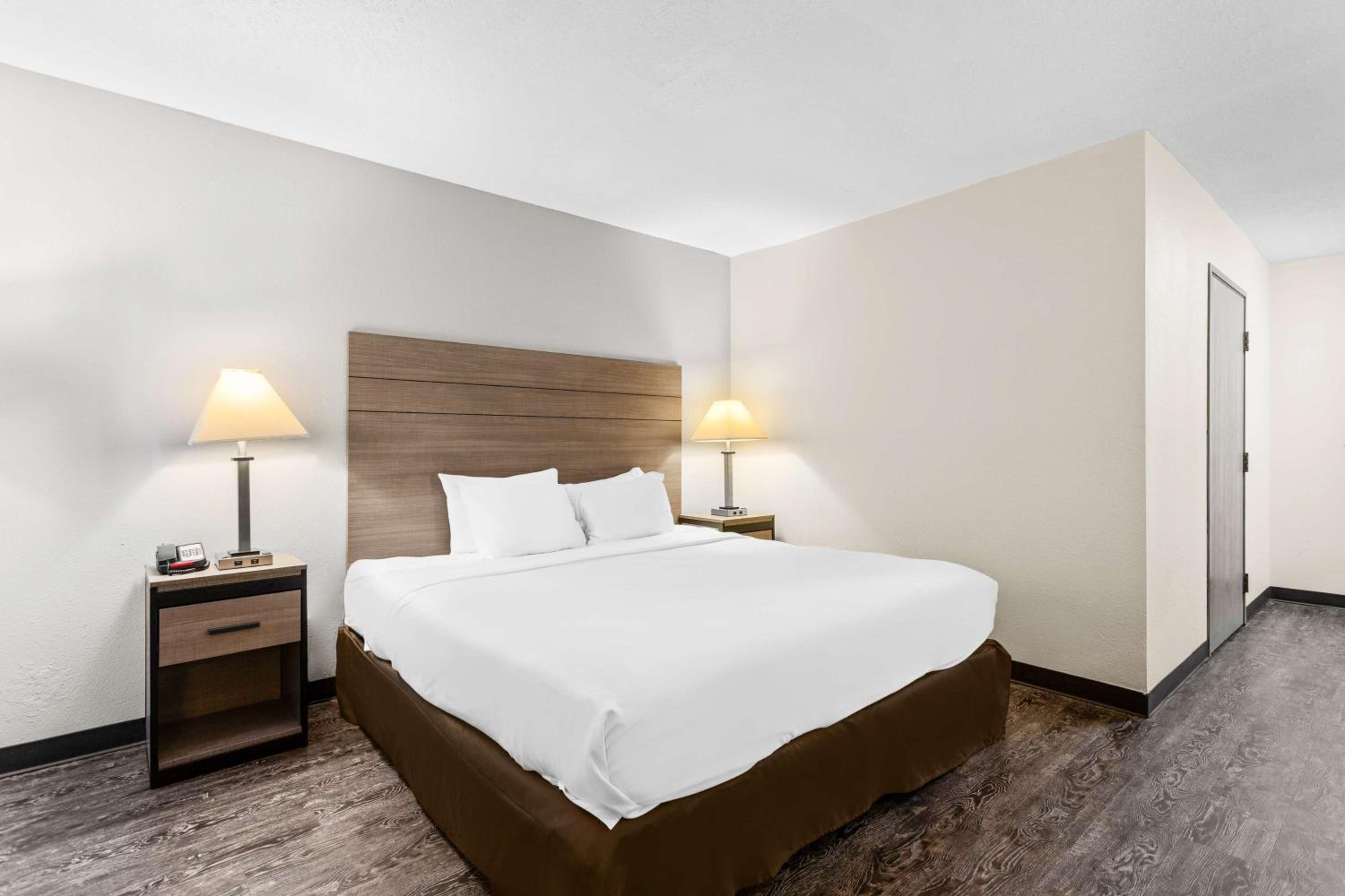 King Room with Bath Tub - Disability Access/Non-Smoking  - Photo 2