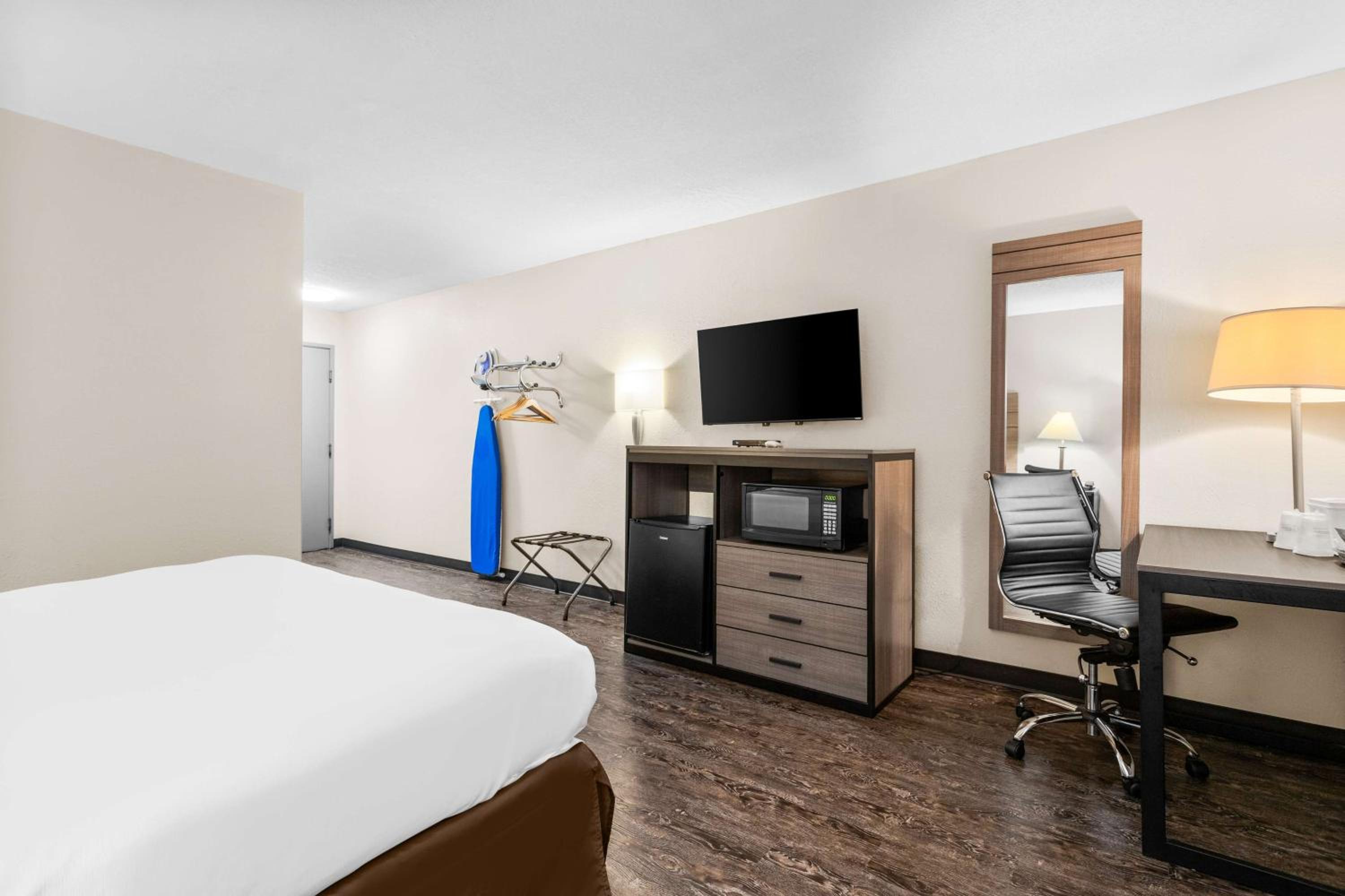King Room with Bath Tub - Disability Access/Non-Smoking  - Photo 4