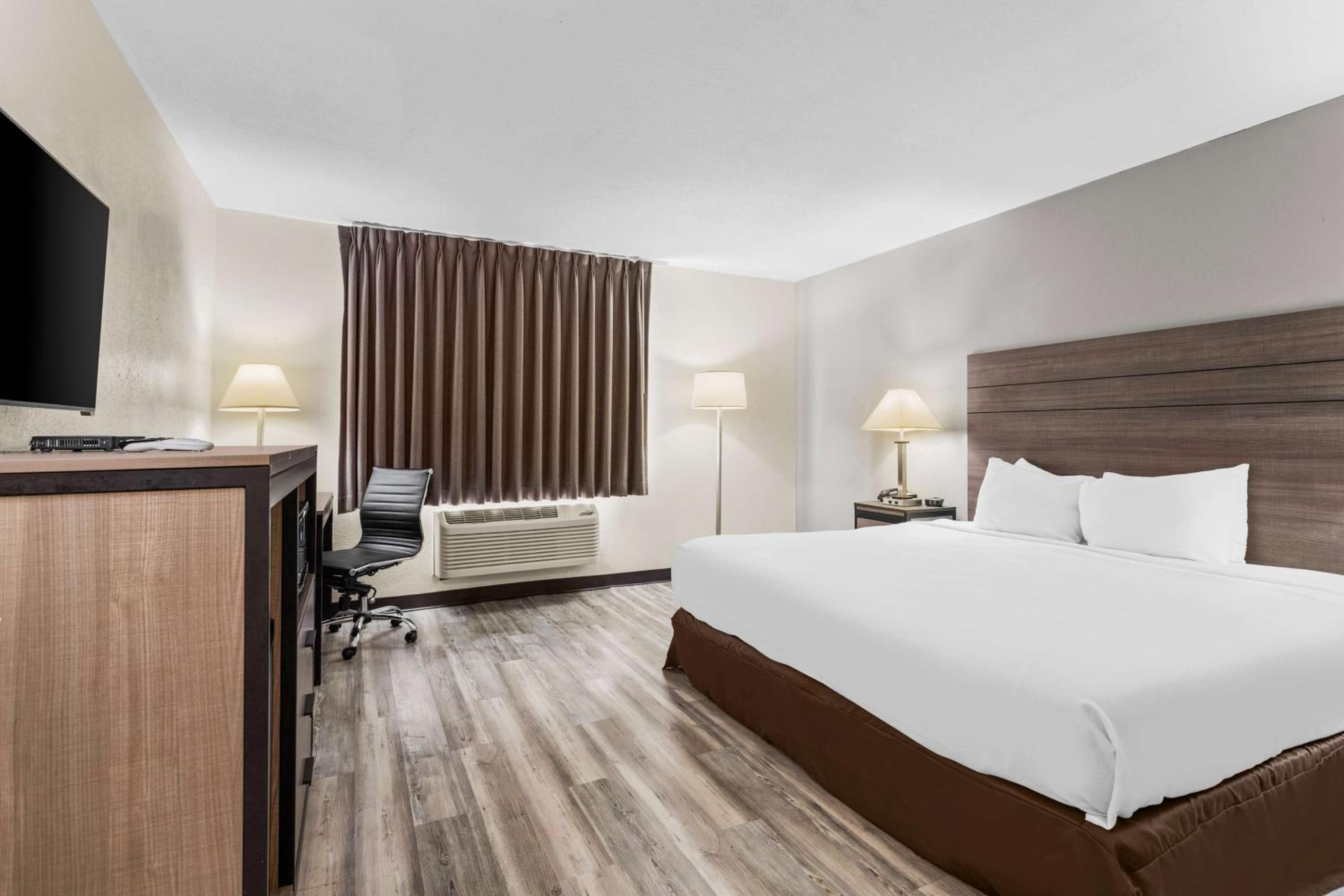 King Room with Roll-in Shower - Disability Access/Non-Smoking - Photo 1