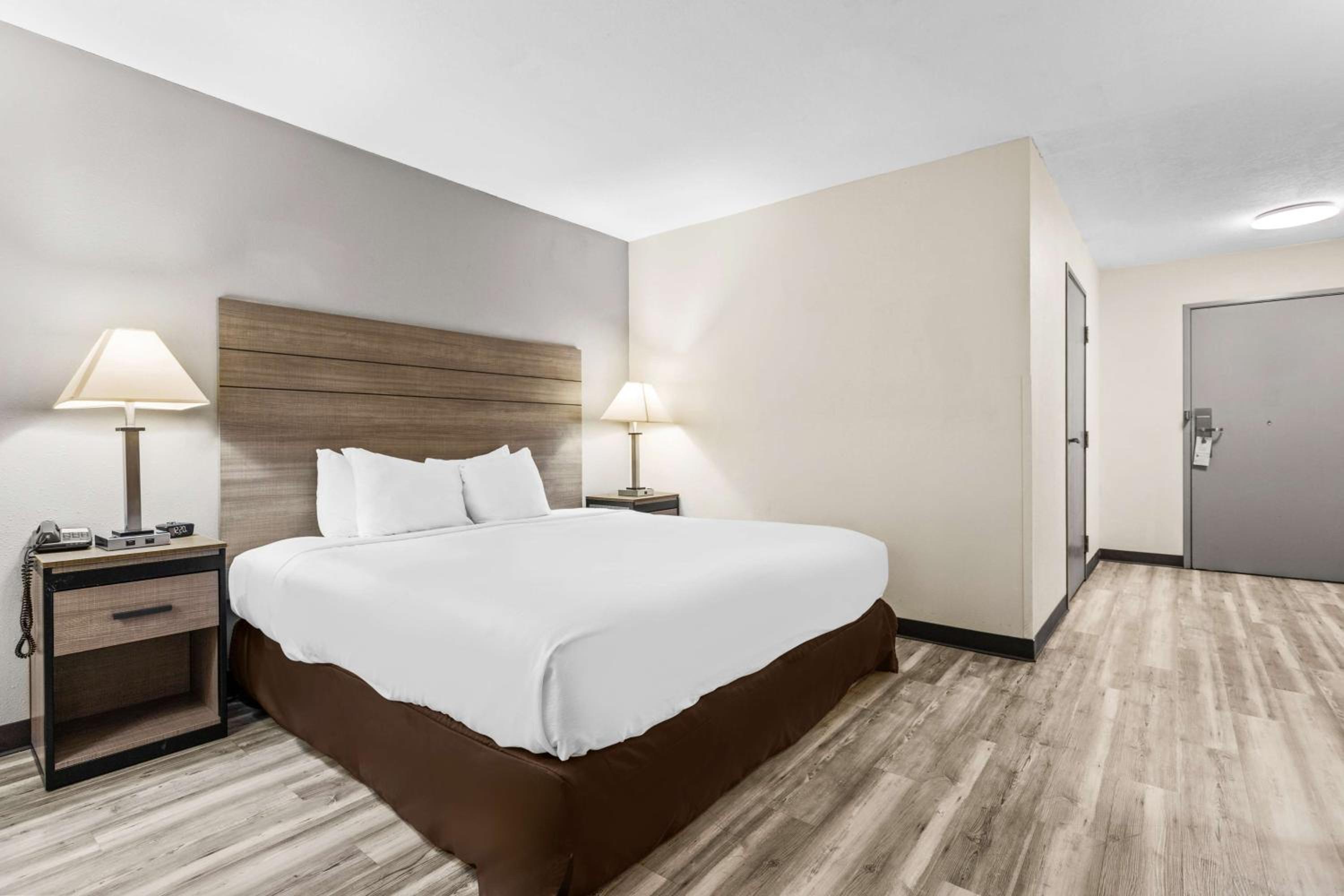 King Room with Roll-in Shower - Disability Access/Non-Smoking - Photo 4