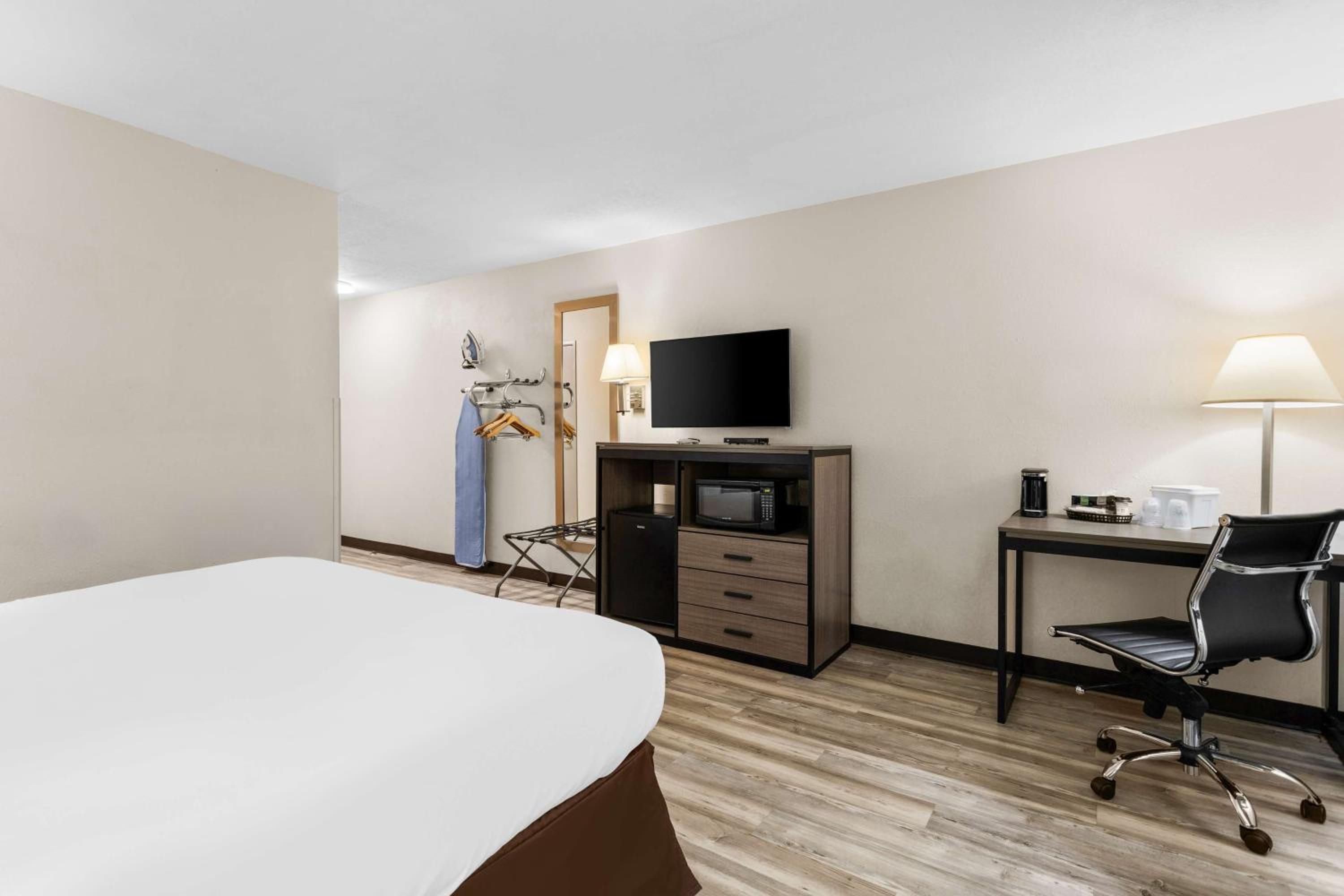 King Room with Roll-in Shower - Disability Access/Non-Smoking - Photo 2
