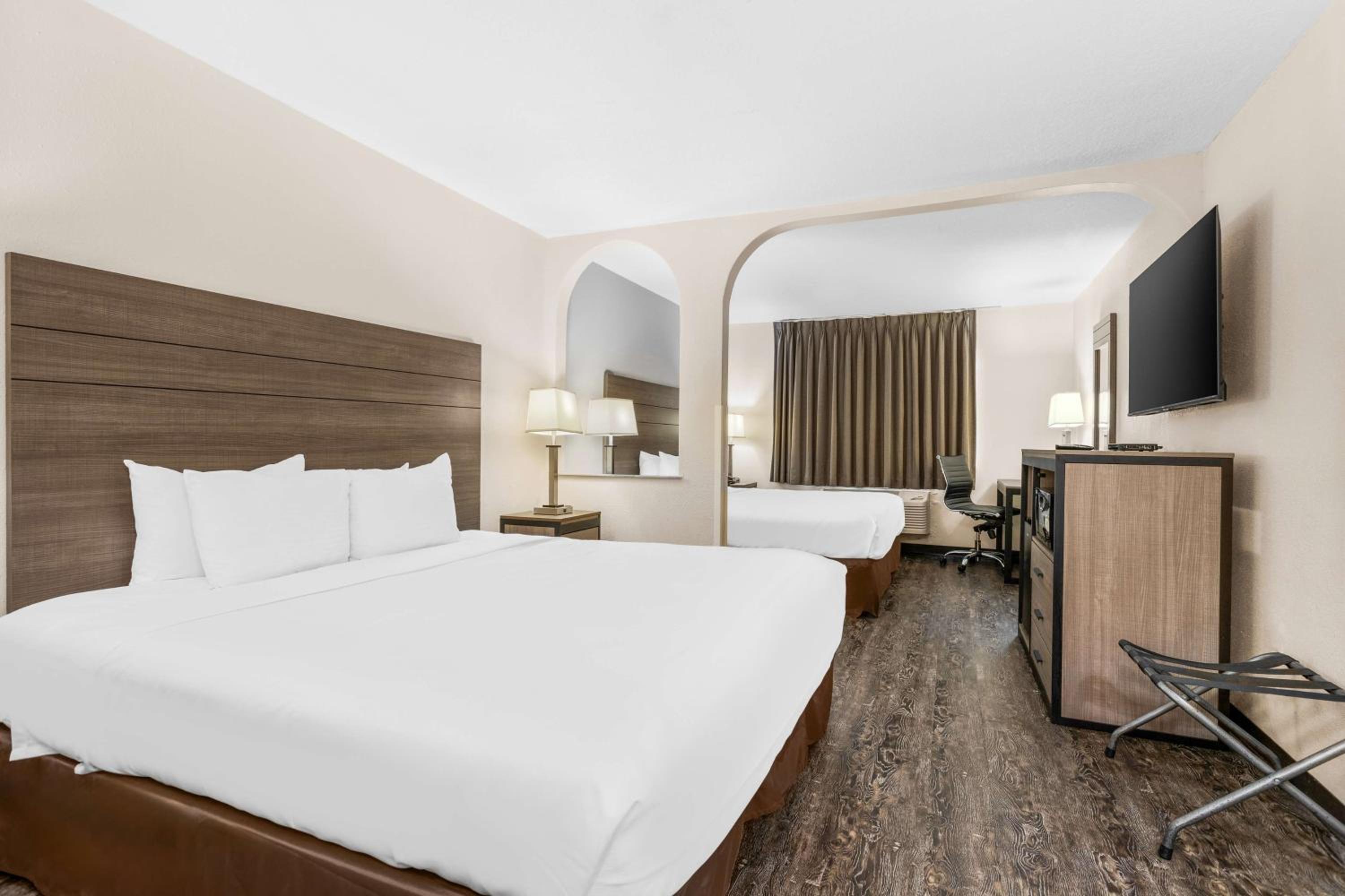 King Room with Two King Beds - Photo 1