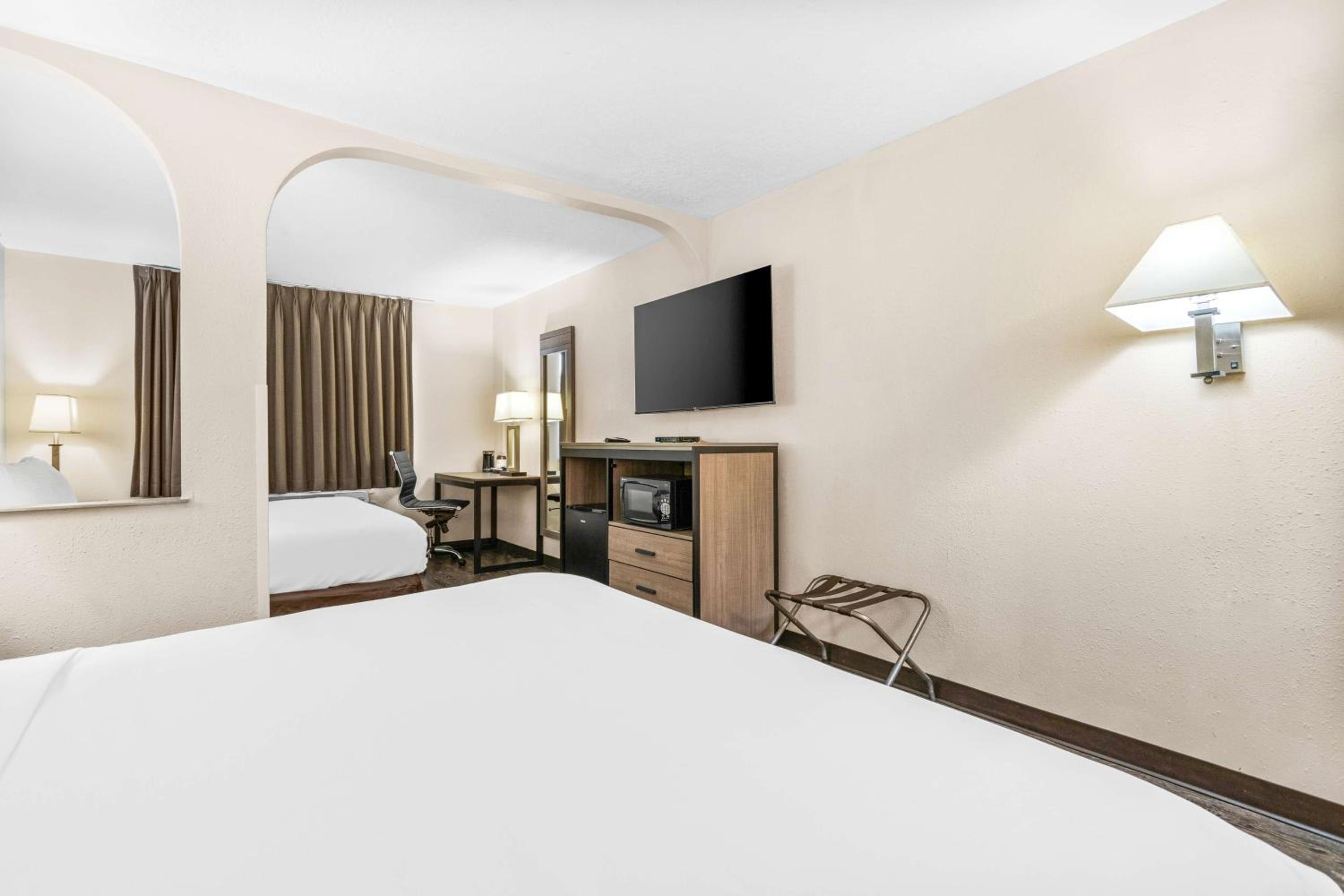 King Room with Two King Beds - Photo 4
