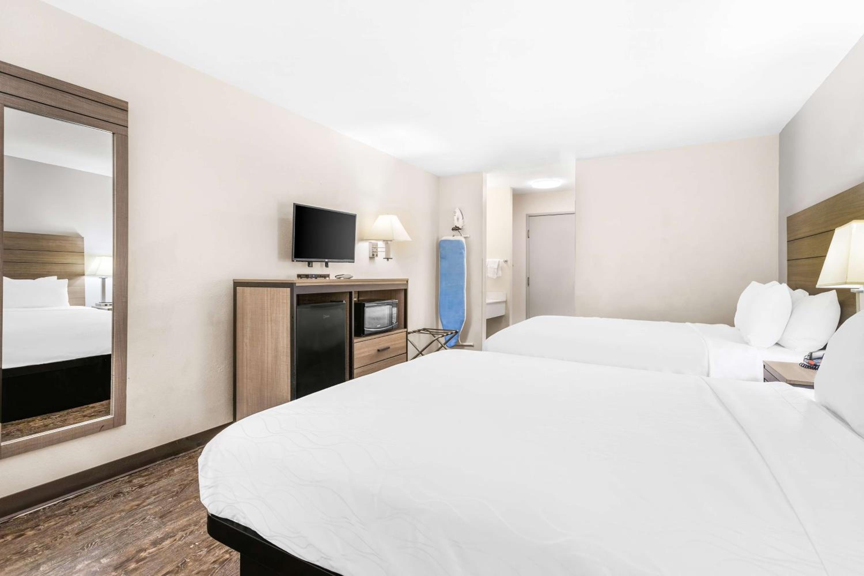 Standard Room with Two Queen Beds - Photo 4