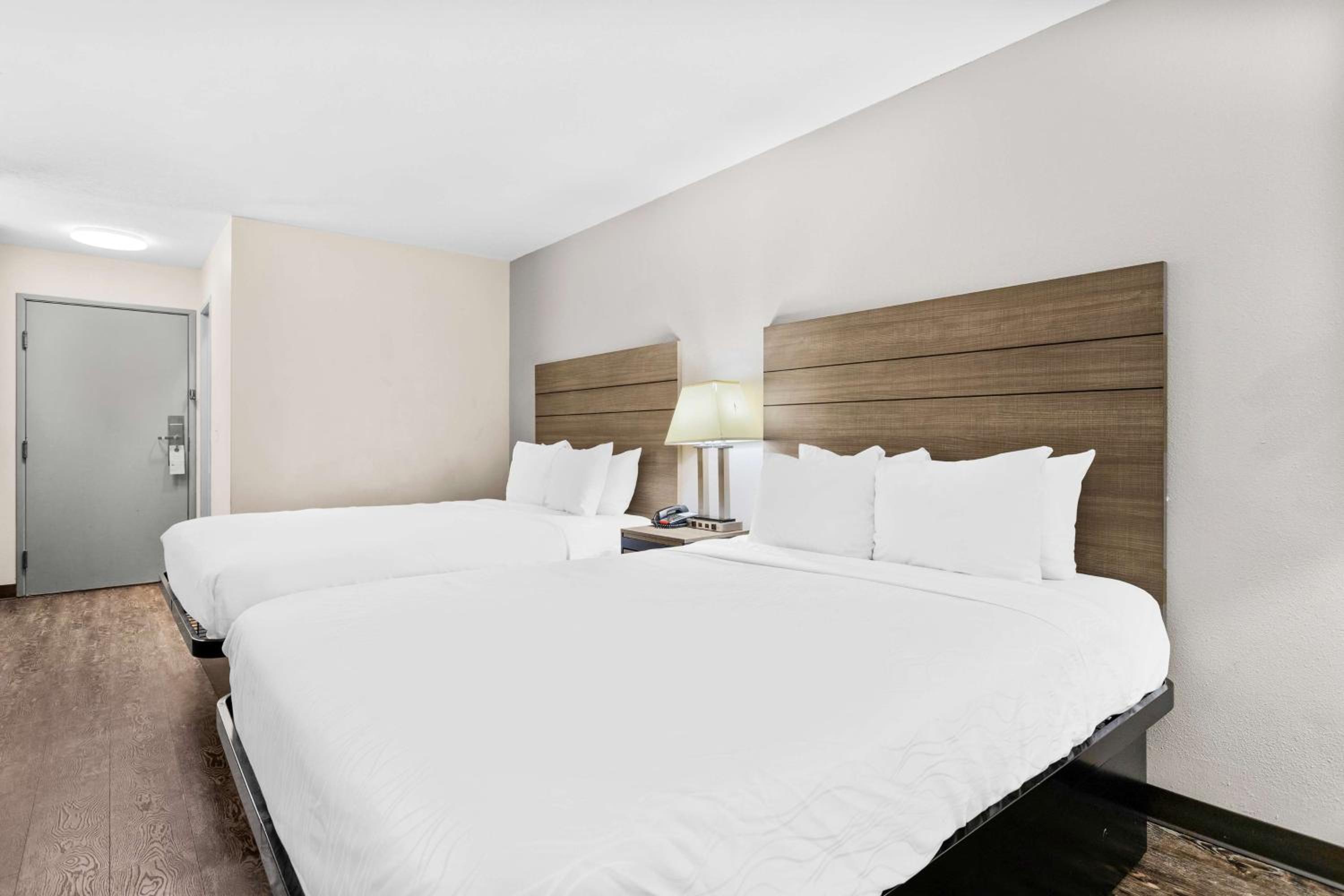 Standard Room with Two Queen Beds - Photo 2