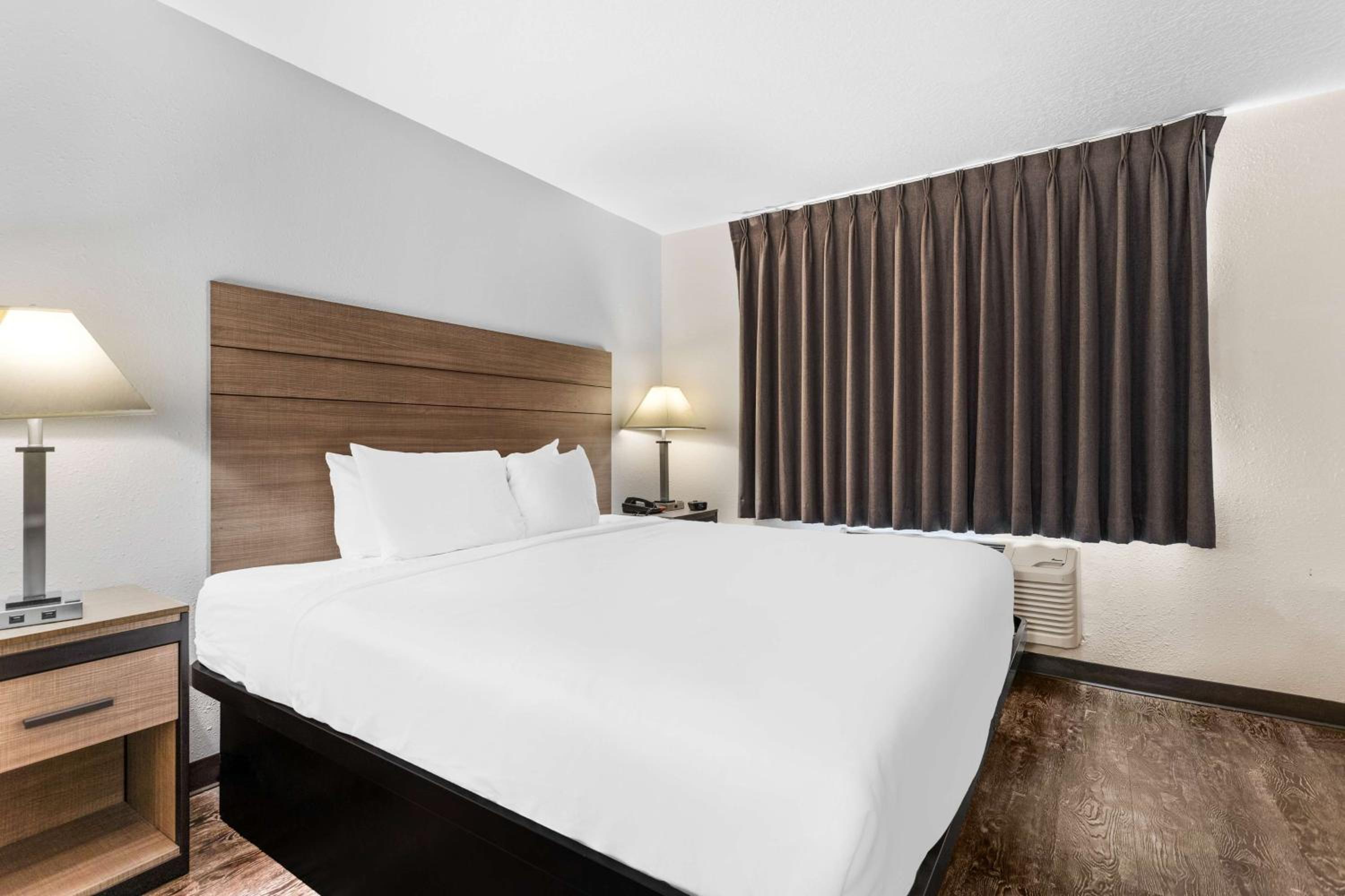 King Room with Sofa Bed - Photo 2