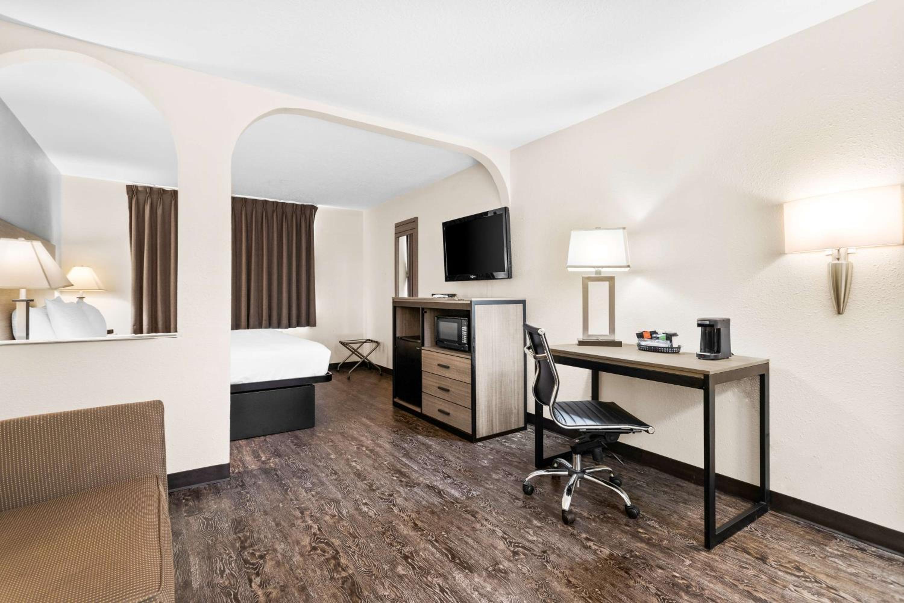 King Room with Sofa Bed - Photo 5