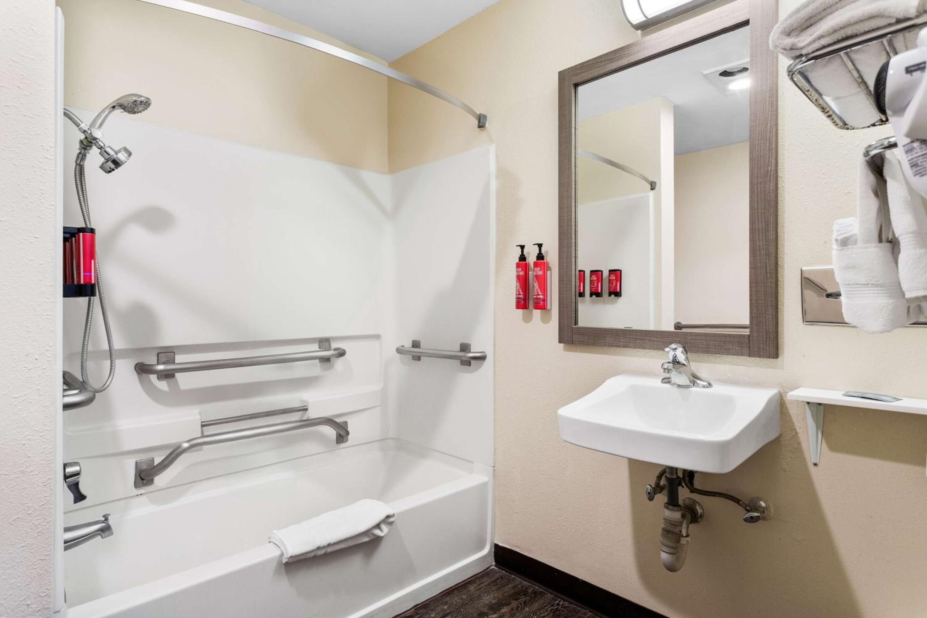 King Room with Bath Tub - Disability Access/Non-Smoking  - Photo 3