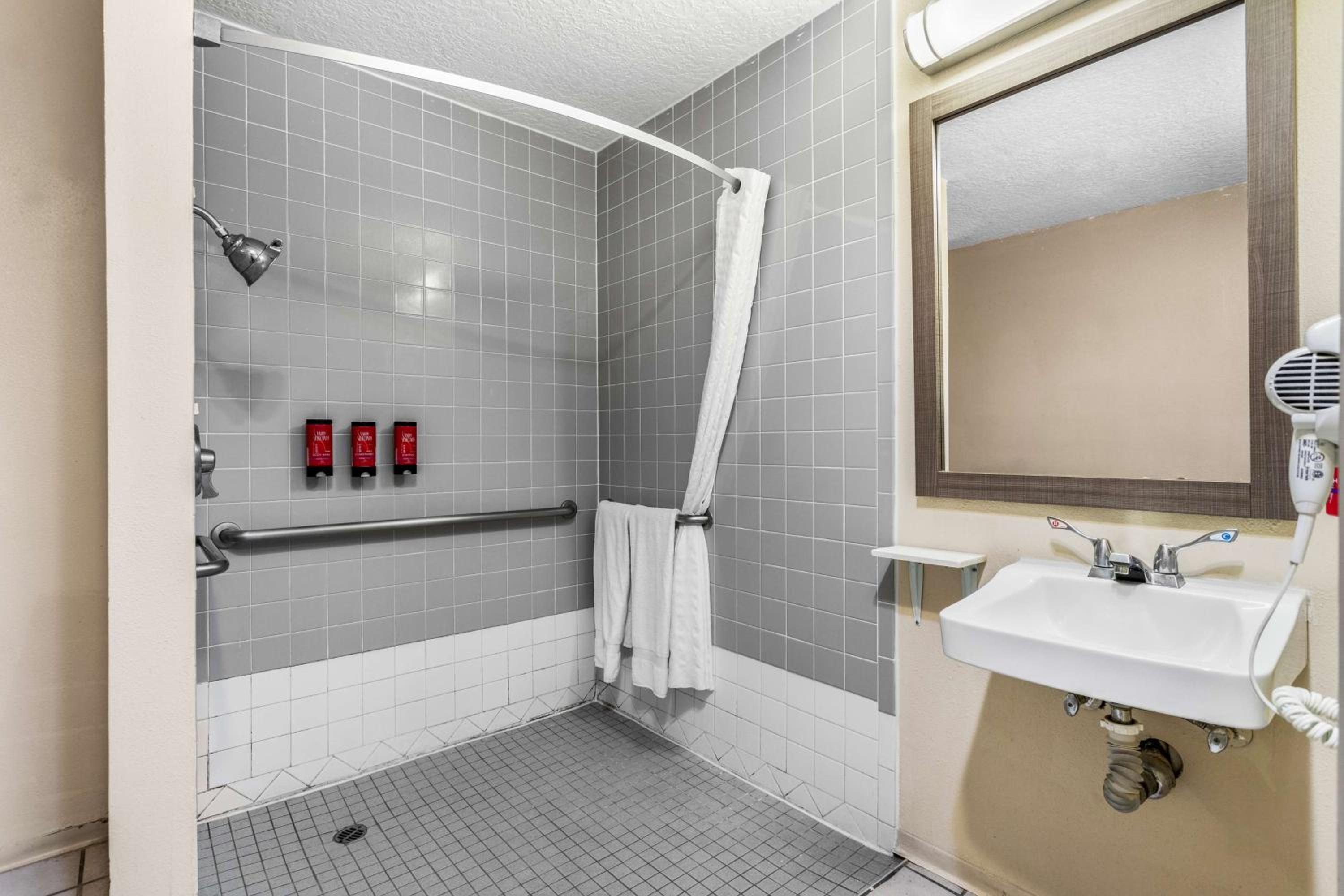 King Room with Roll-in Shower - Disability Access/Non-Smoking - Photo 3