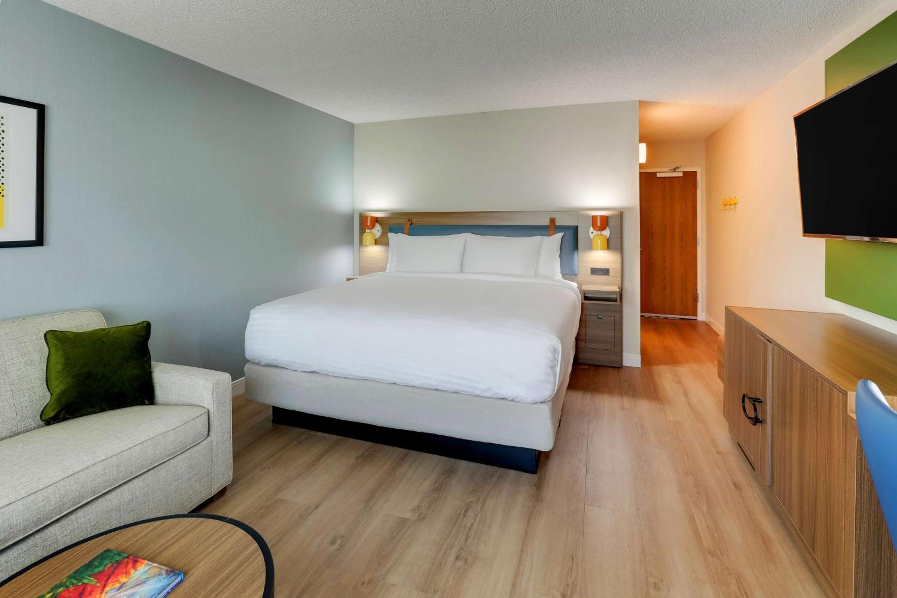 Deluxe King with Pool View - Photo 4
