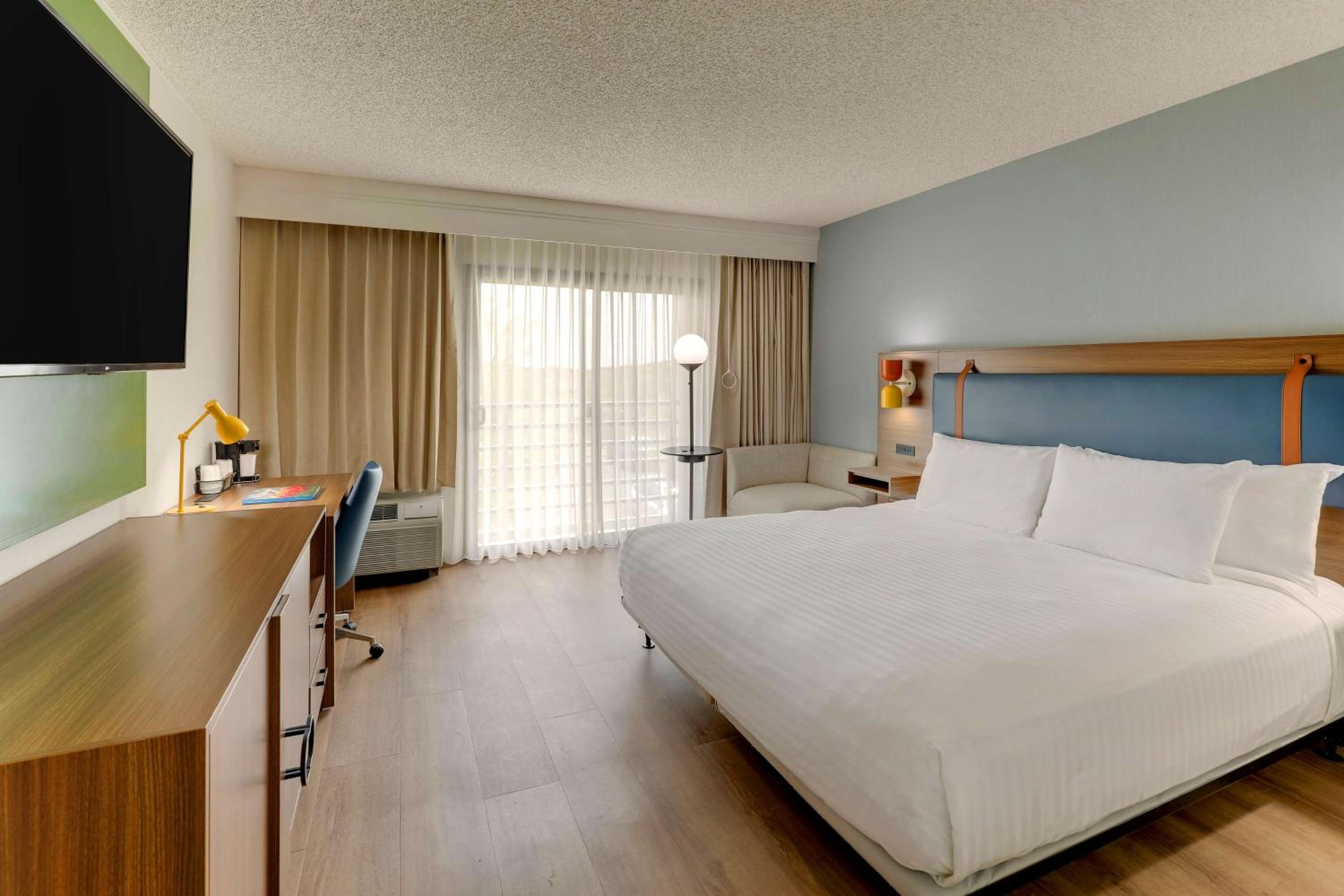 Mobility Accessible Guestroom King Tub - Photo 1
