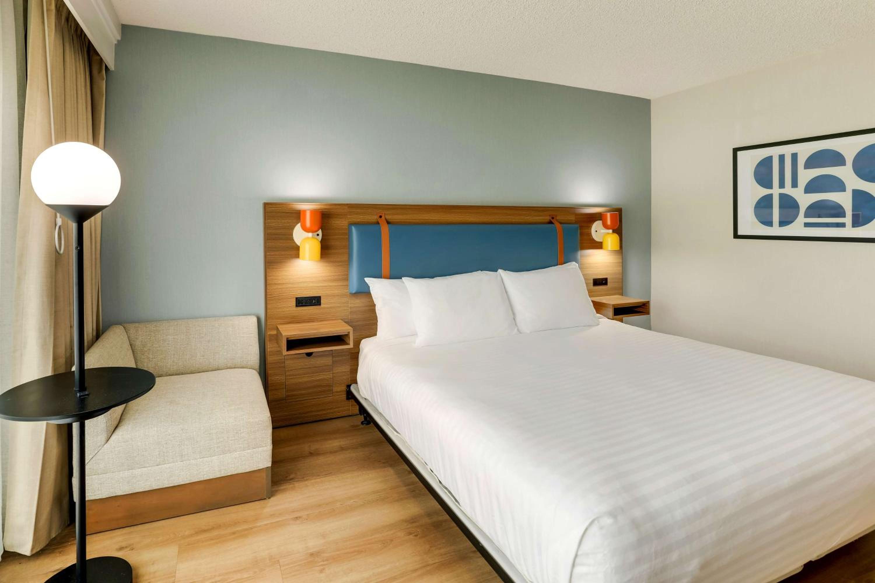 Mobility Accessible Guestroom King Tub - Photo 6