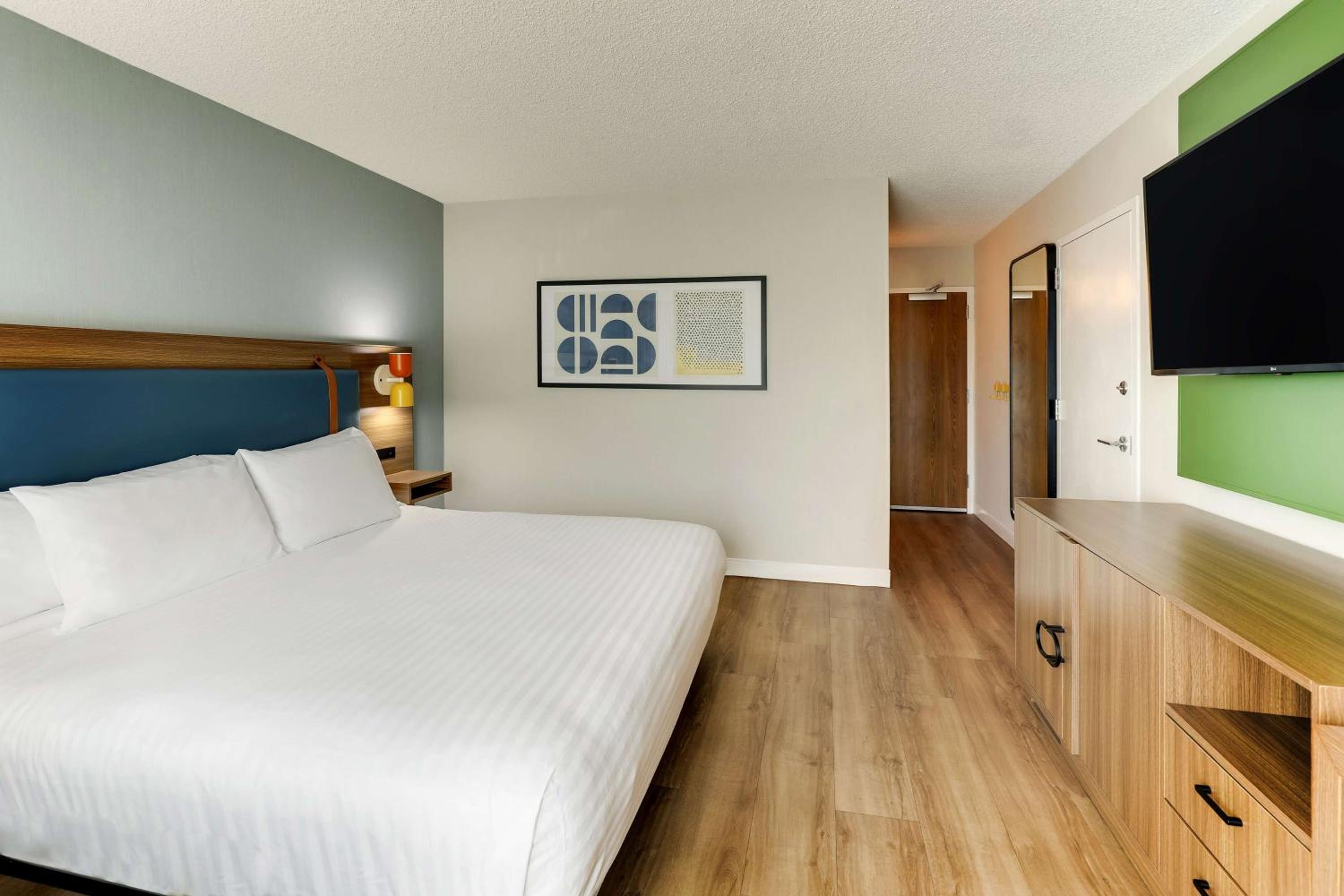 Mobility Accessible Guestroom King Tub - Photo 2