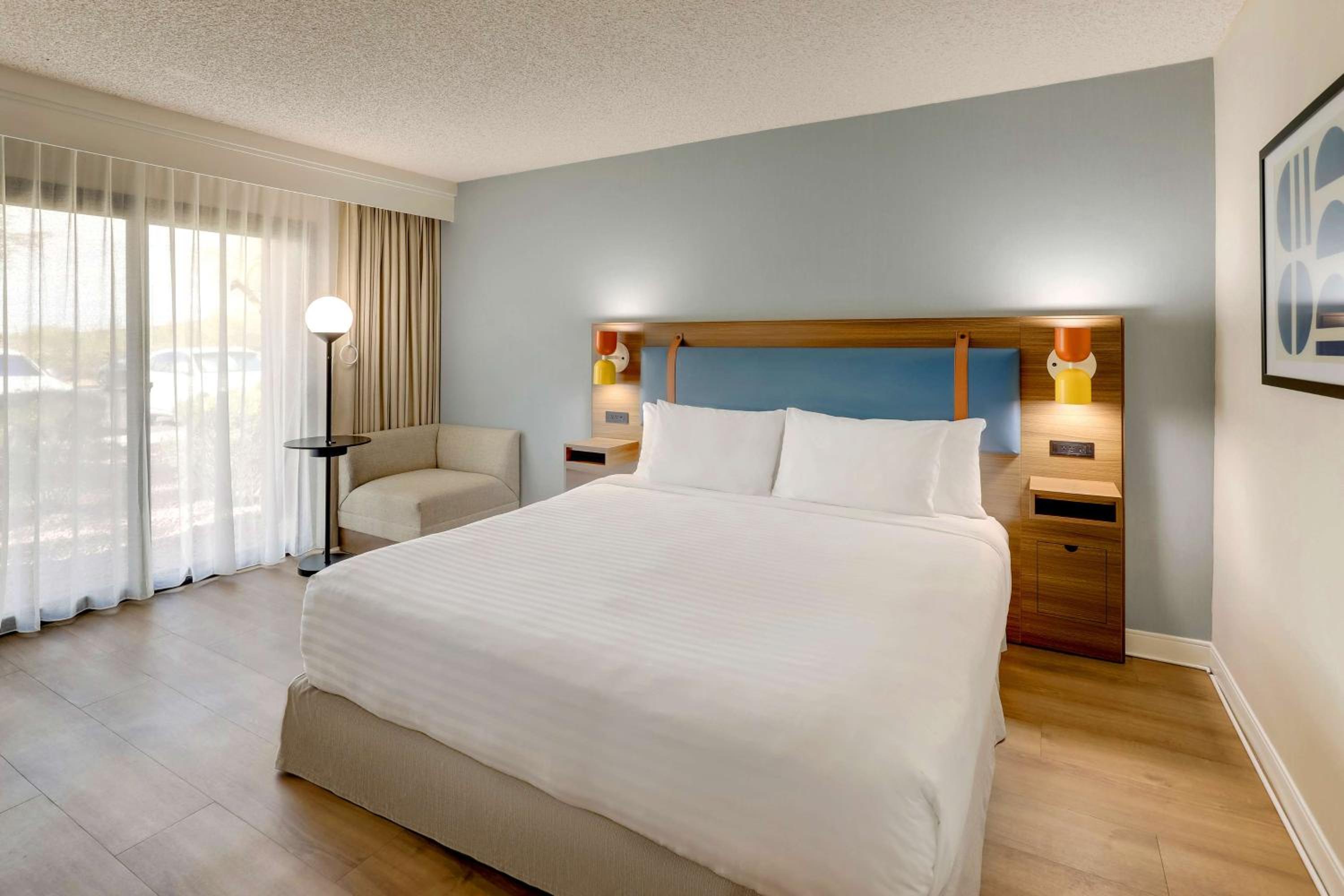 Mobility/Hearing Accessible Guestroom King Roll-In Shower - Photo 2