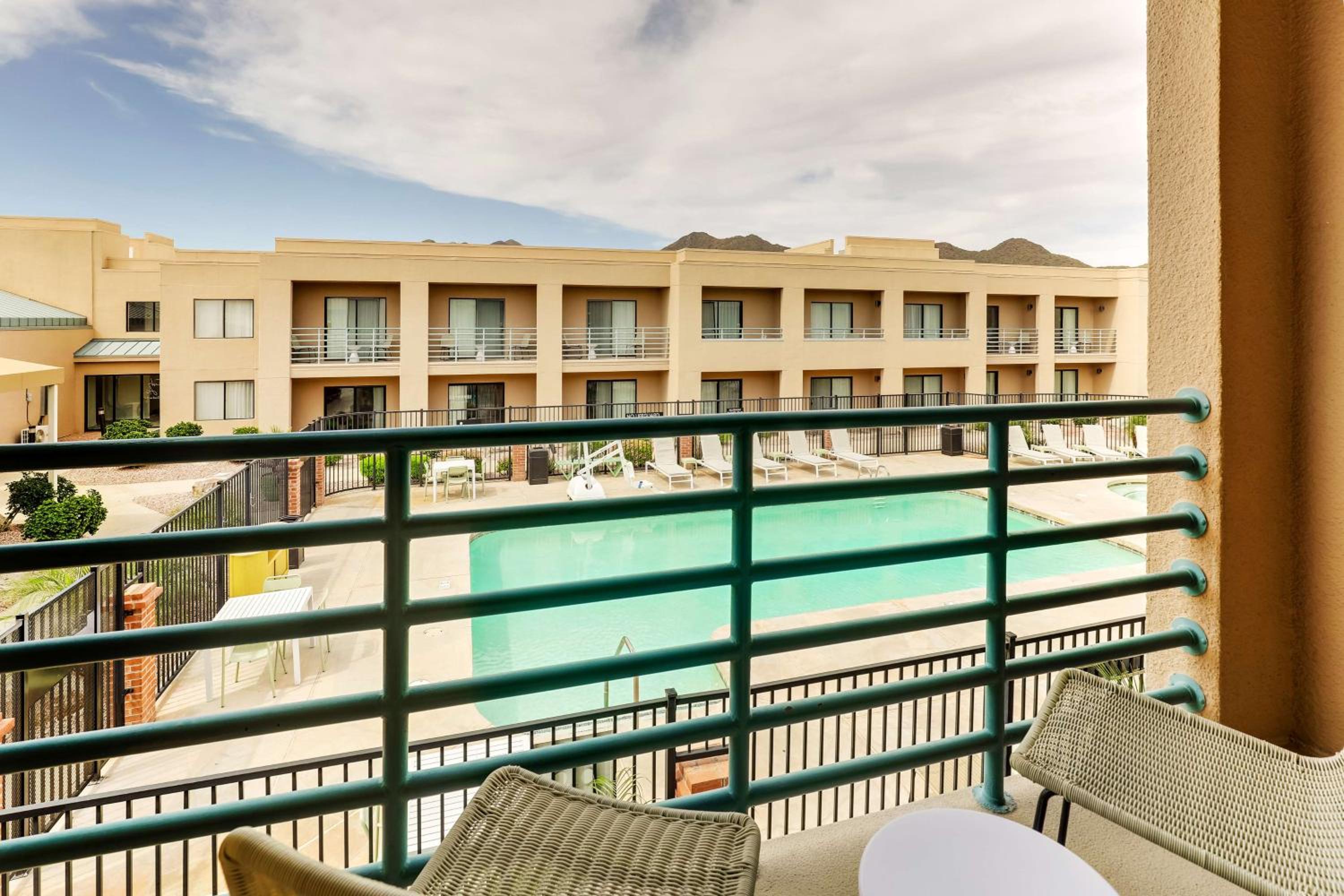 Deluxe King with Pool View - Photo 5