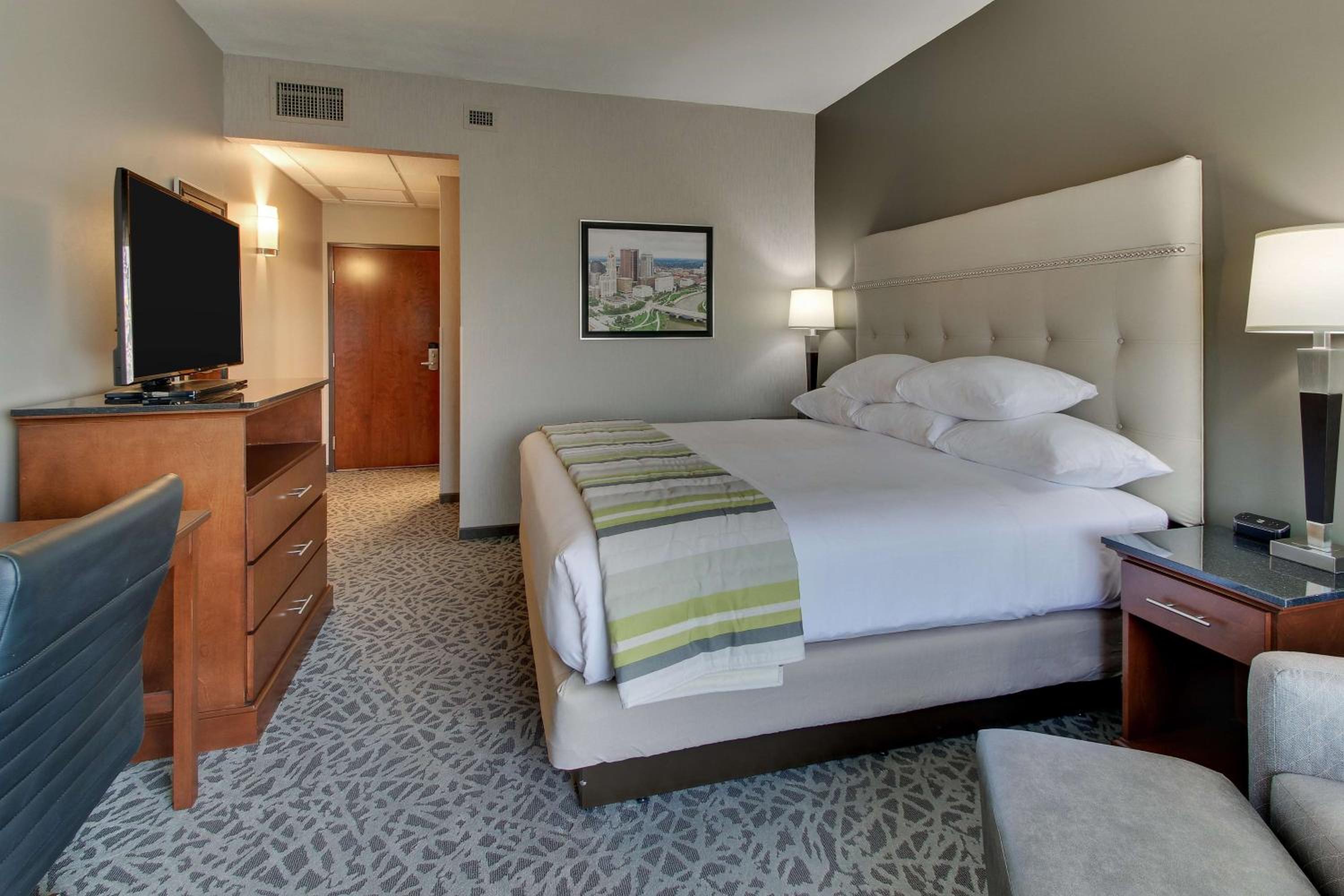 Deluxe King Room - Hearing Accessible, Roll-In Shower photo 2