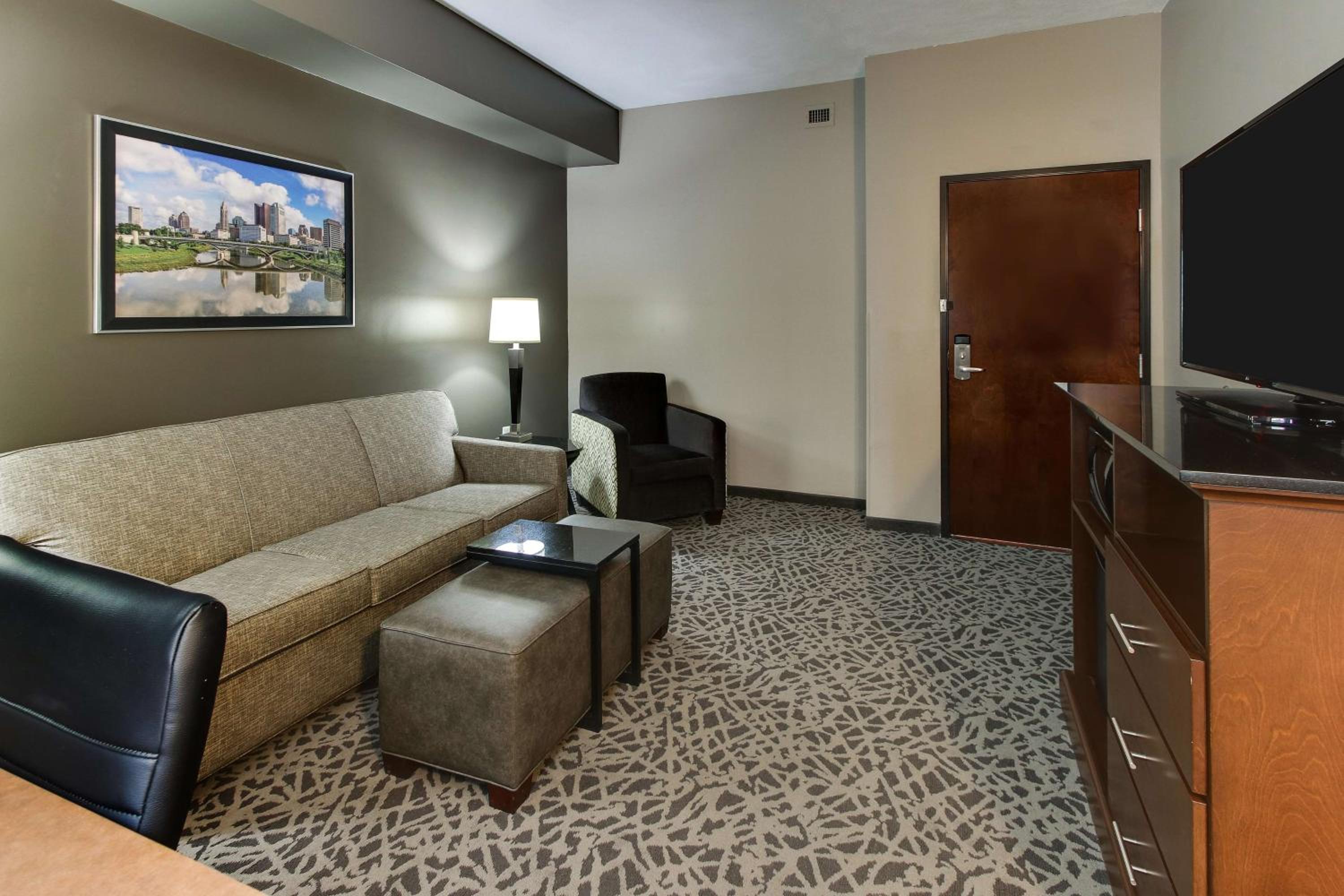 Upper Floor Queen Suite with Sofa Bed photo 3