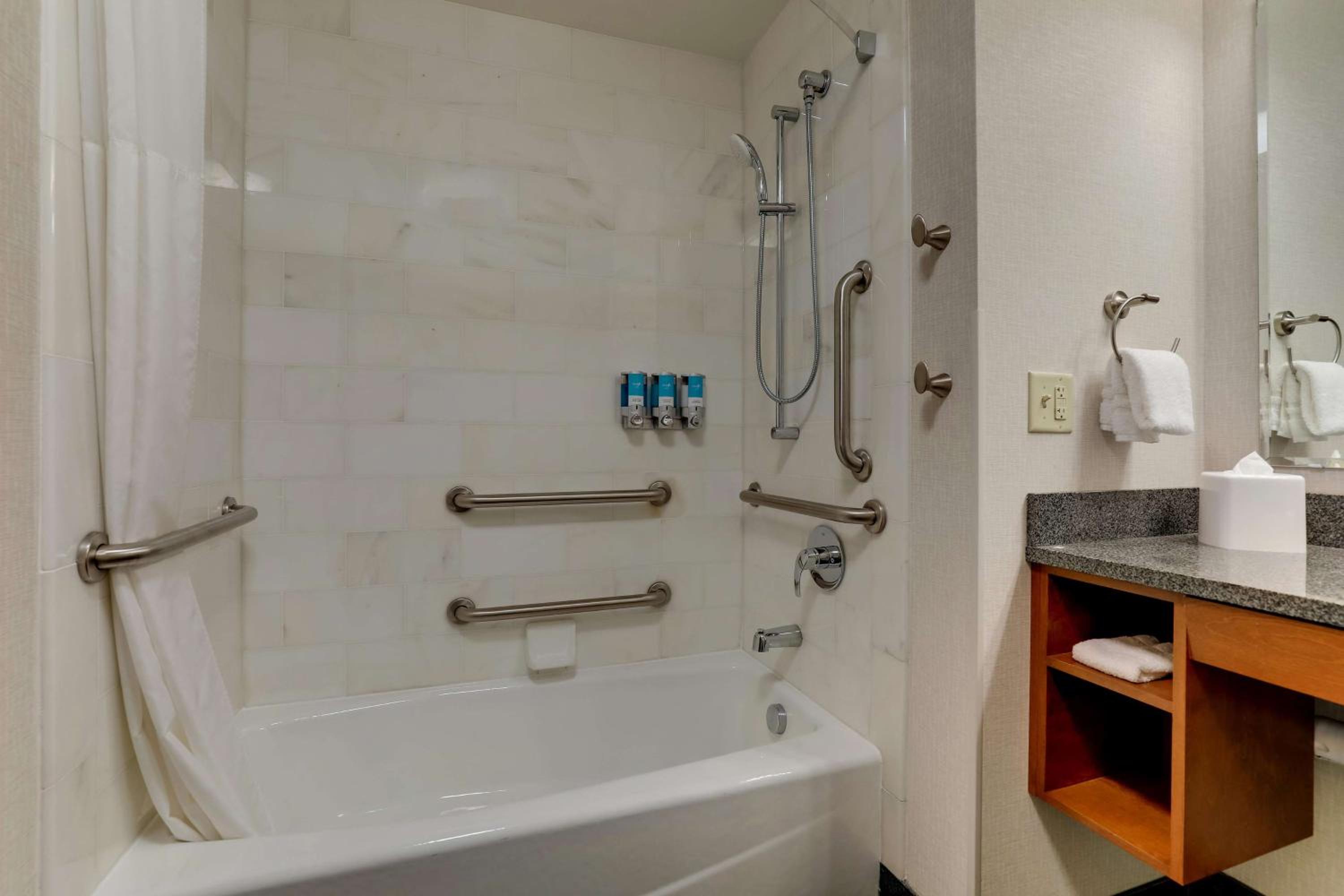 Upper Floor Deluxe King Room - Hearing Accessible, Tub