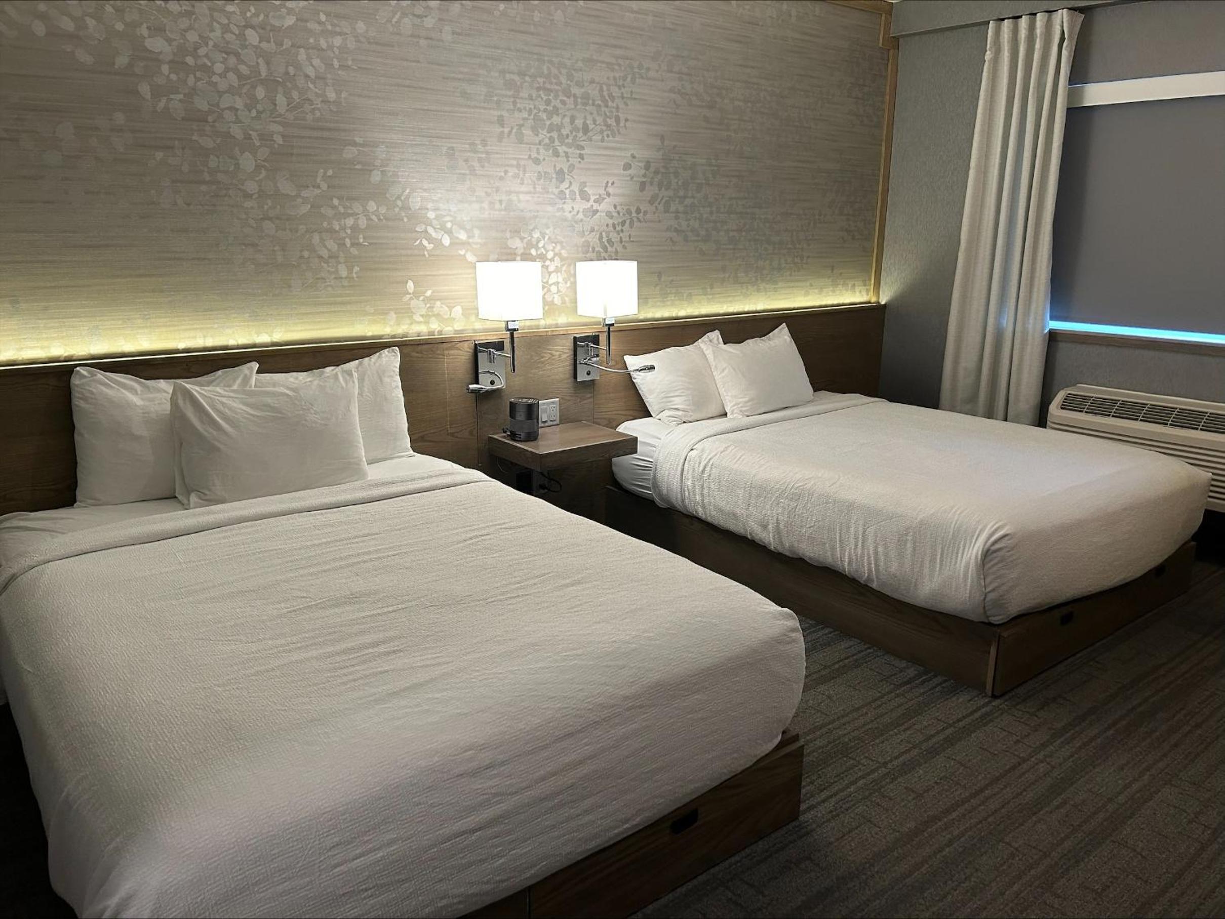 Standard Queen Room with Two Queen Beds - Photo 3