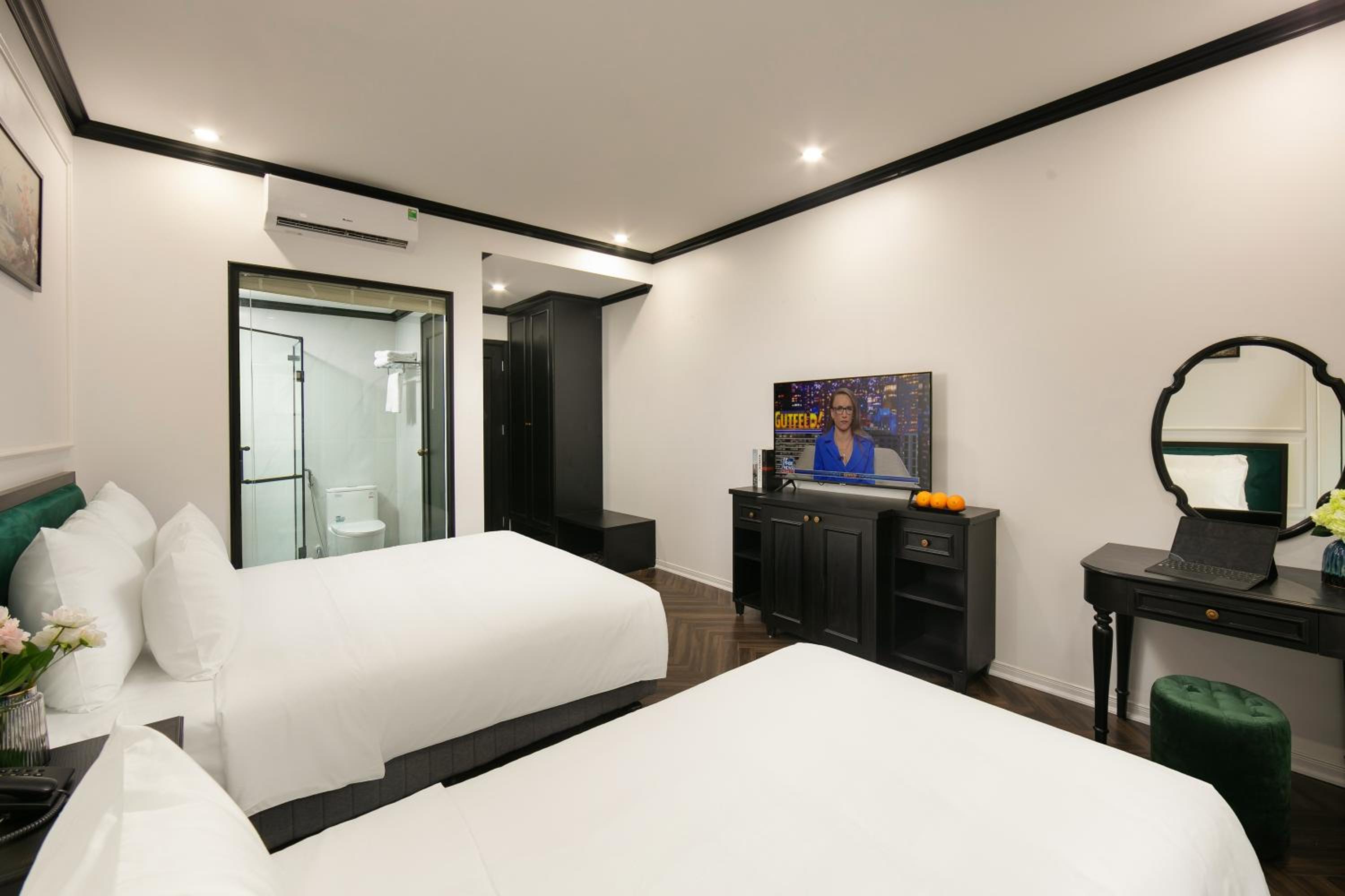 Deluxe Double or Twin with Window photo 1